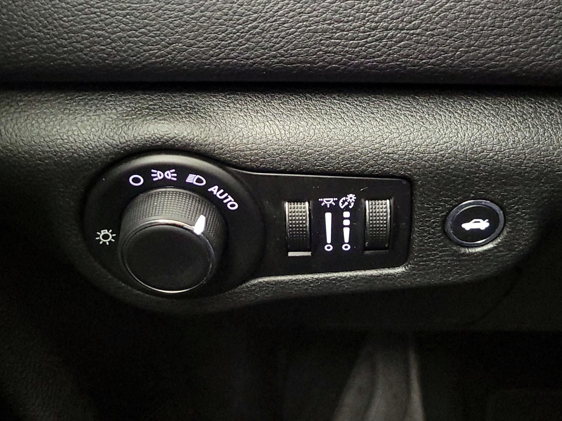 Thumbnail: 2015 Chrysler 200 - 13