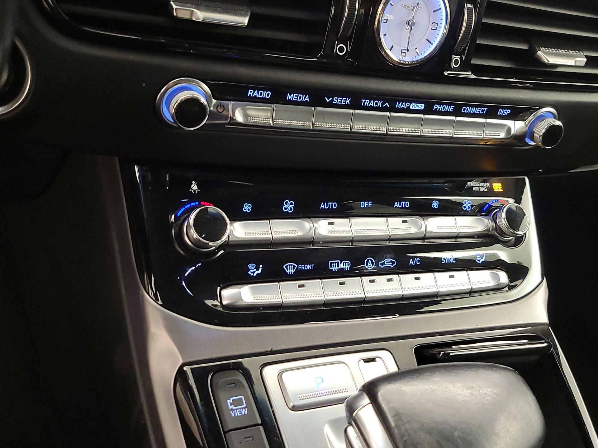 Thumbnail: 2018 Genesis G90 - 17