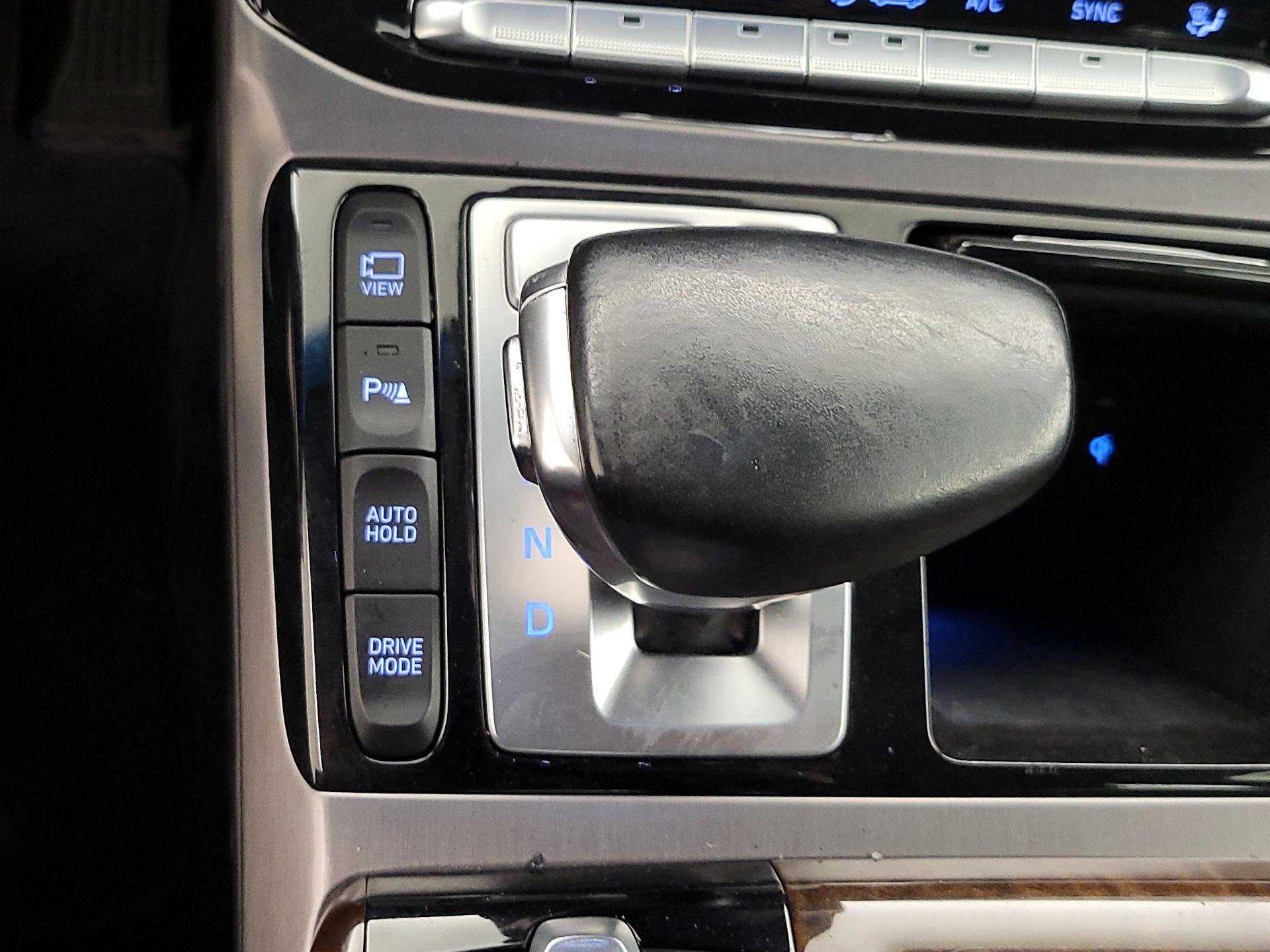 Thumbnail: 2018 Genesis G90 - 18