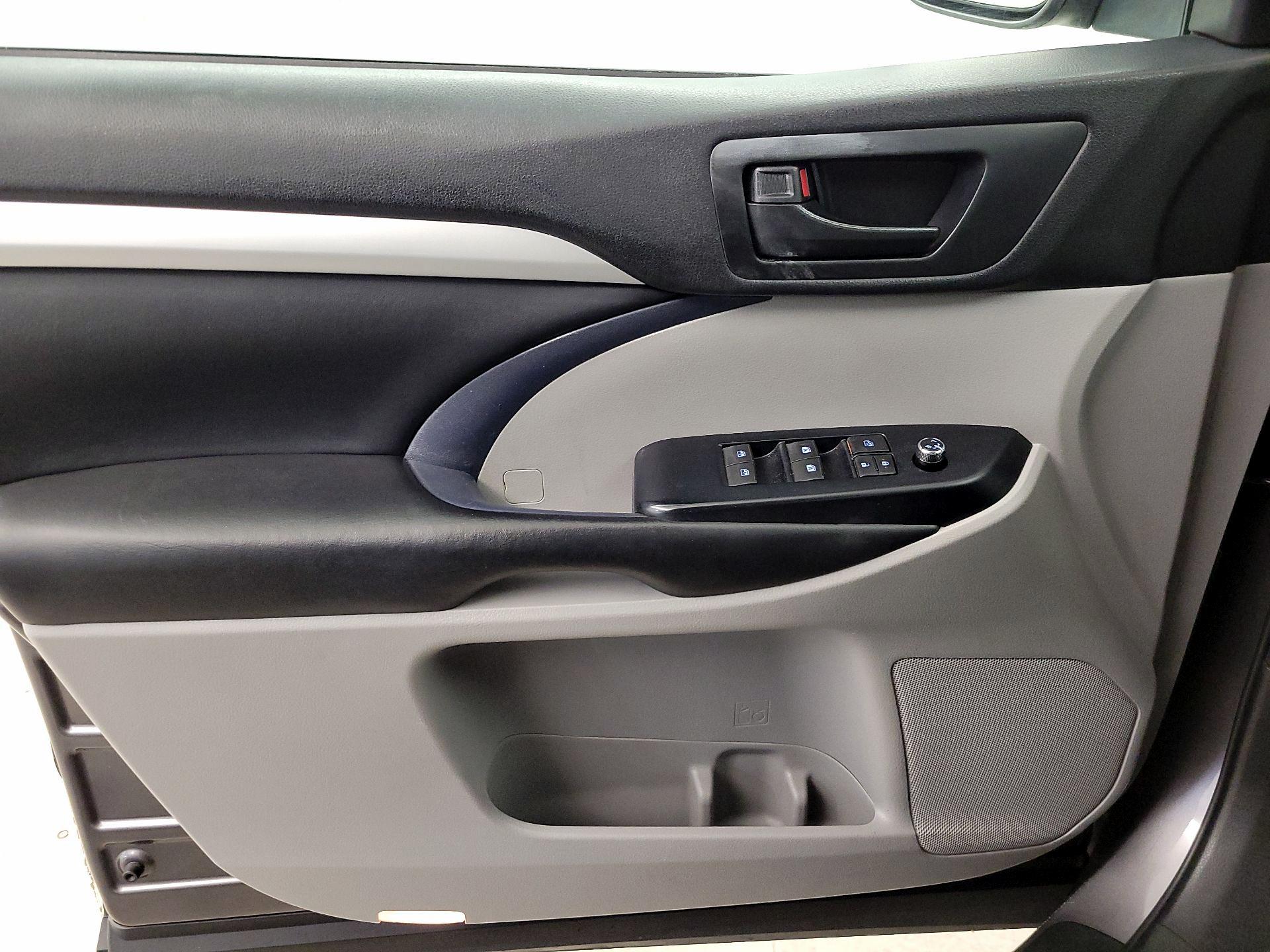 Thumbnail: 2019 Toyota Highlander - 12