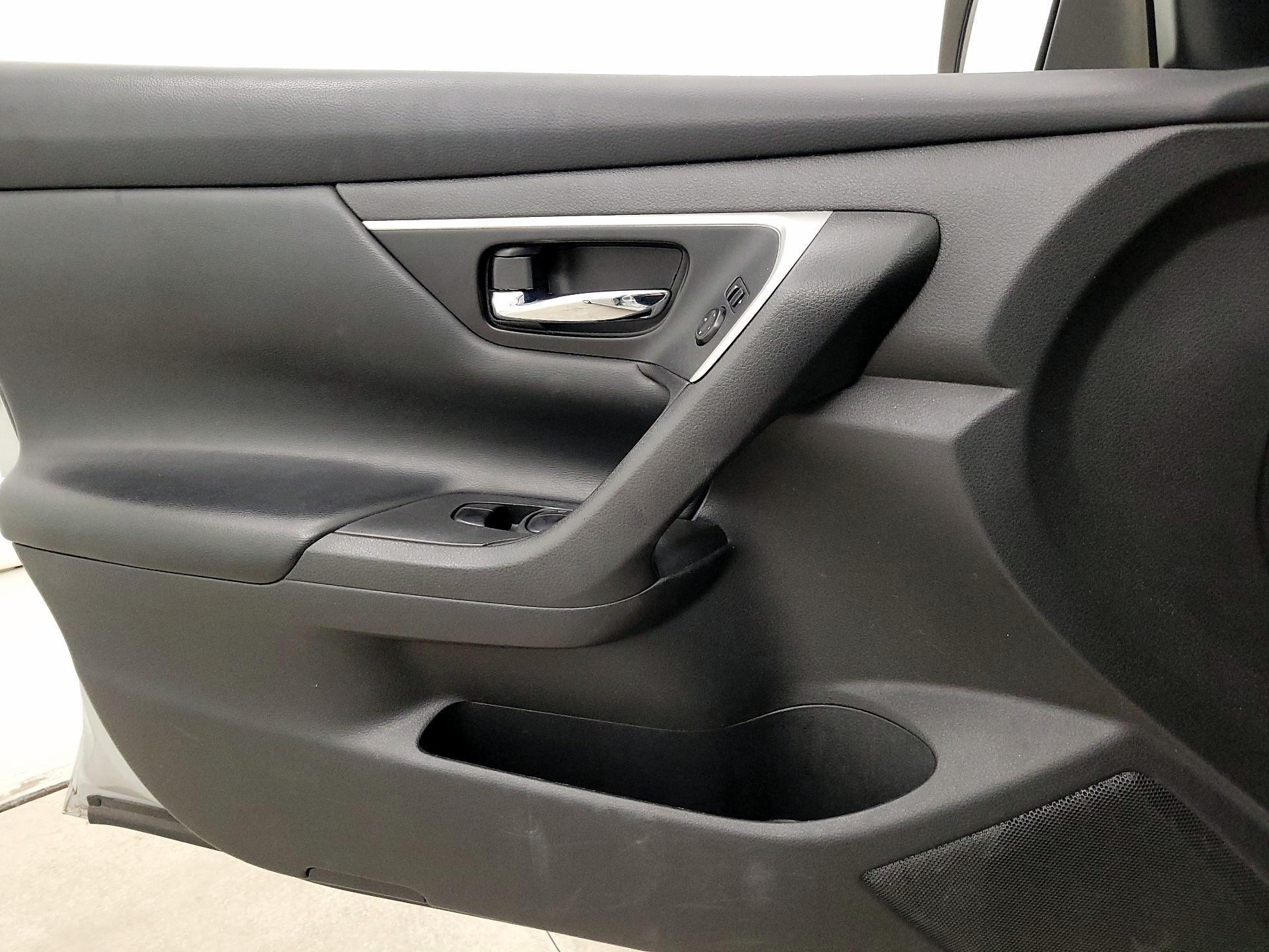 Thumbnail: 2016 Nissan Altima - 12