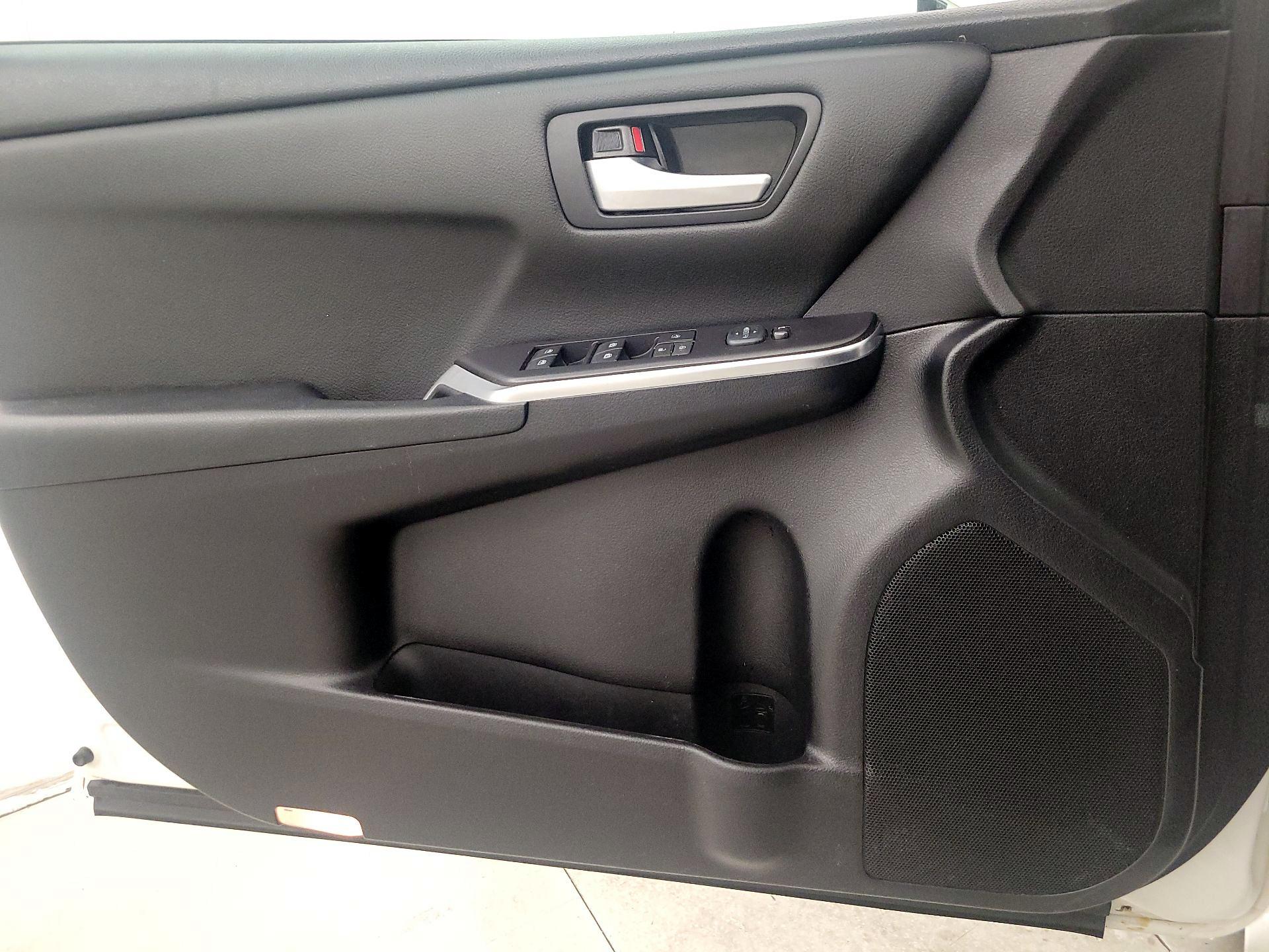 Thumbnail: 2015 Toyota Camry - 12