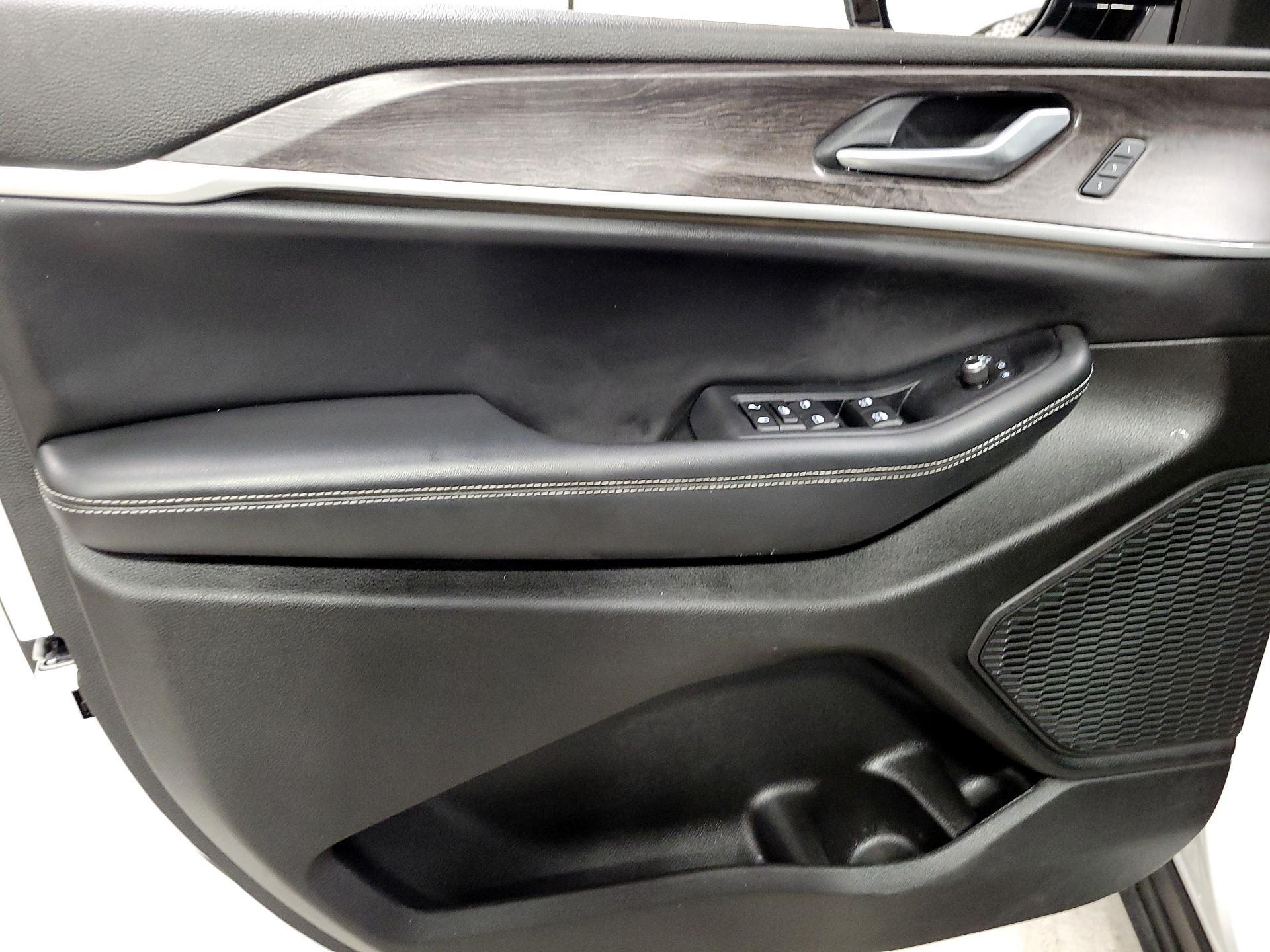 Thumbnail: 2023 Jeep Grand Cherokee - 12