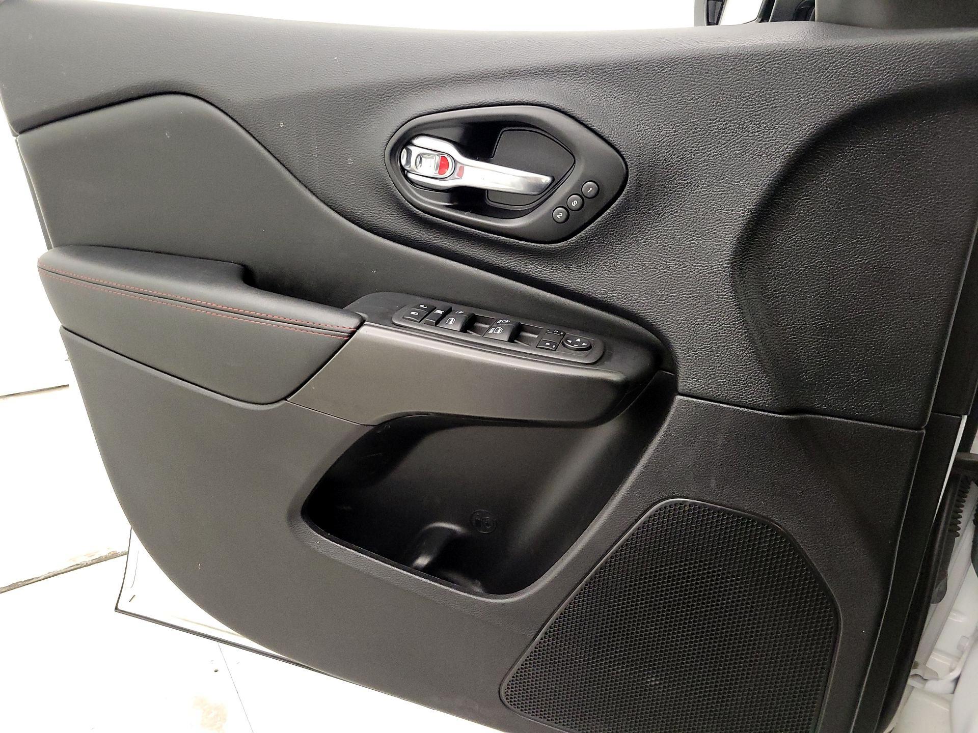 Thumbnail: 2022 Jeep Cherokee - 12