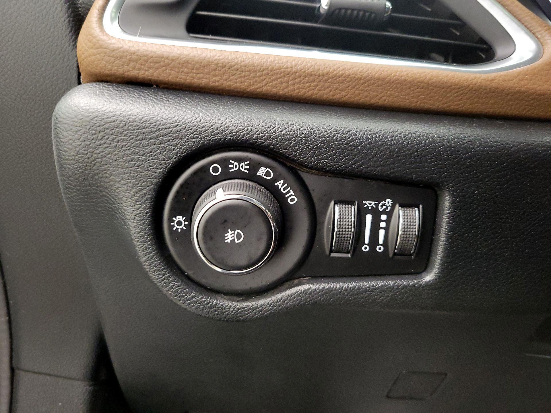 Thumbnail: 2017 Chrysler Pacifica - 13