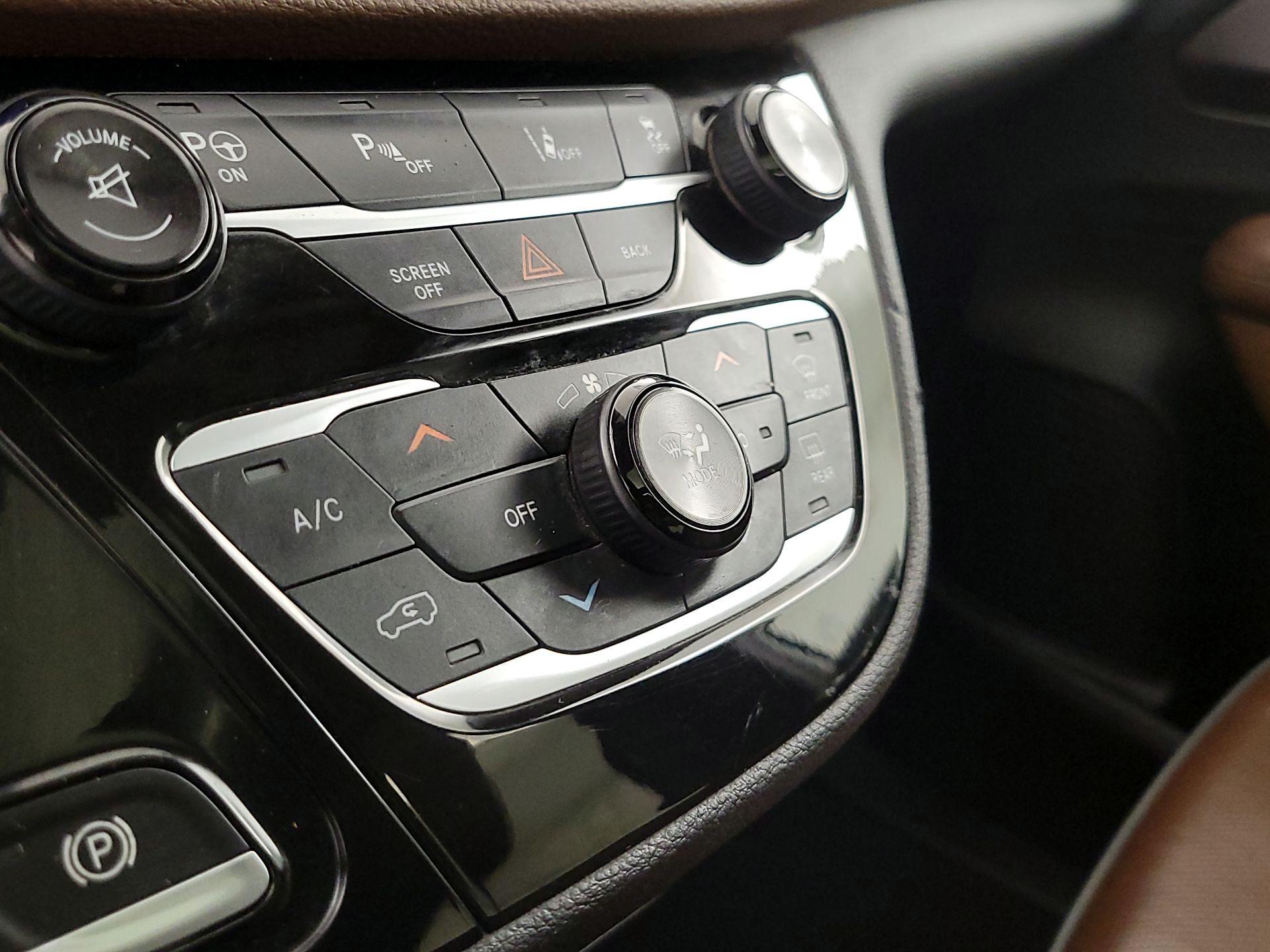 Thumbnail: 2017 Chrysler Pacifica - 17