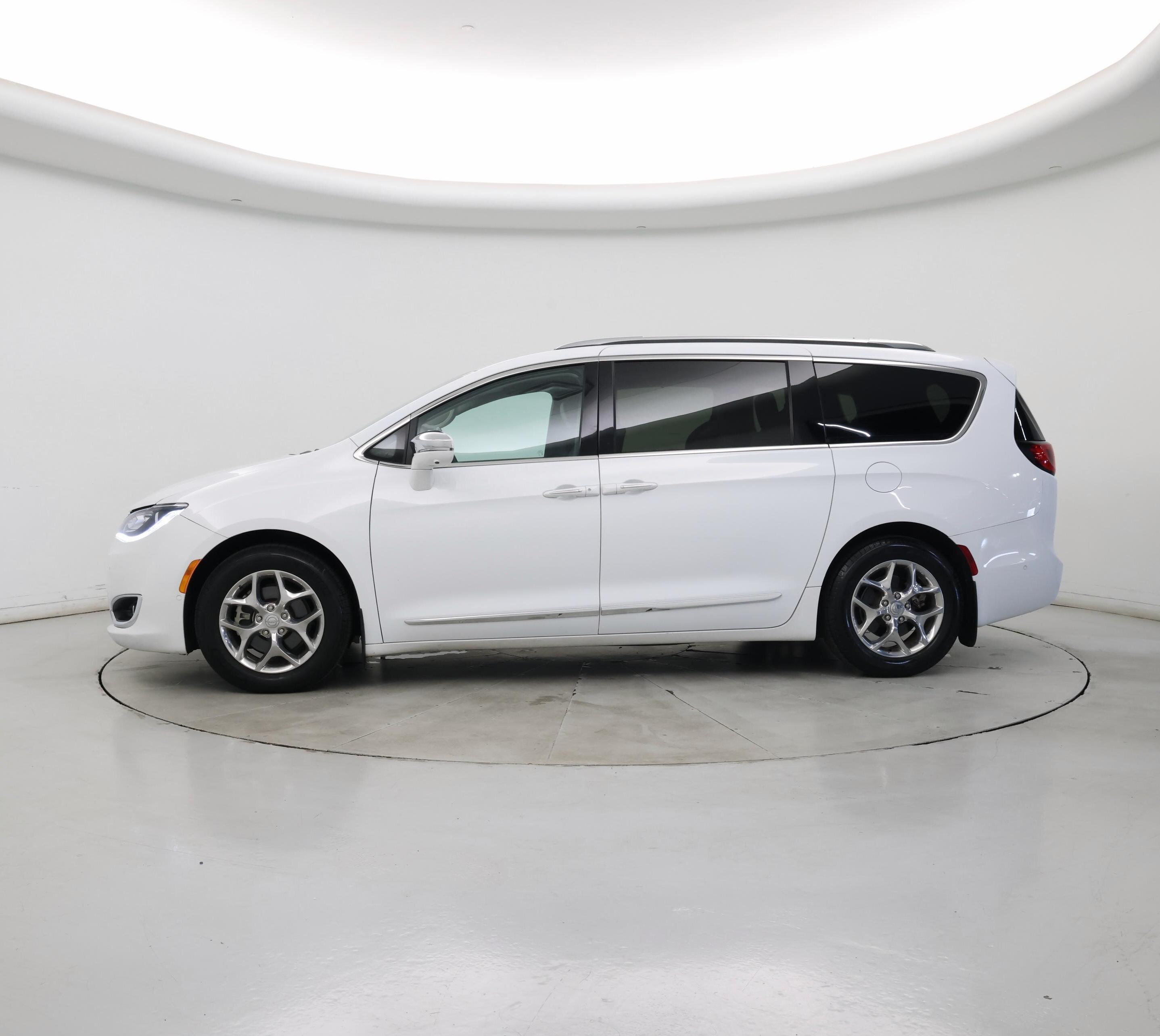 Thumbnail: 2017 Chrysler Pacifica - 3