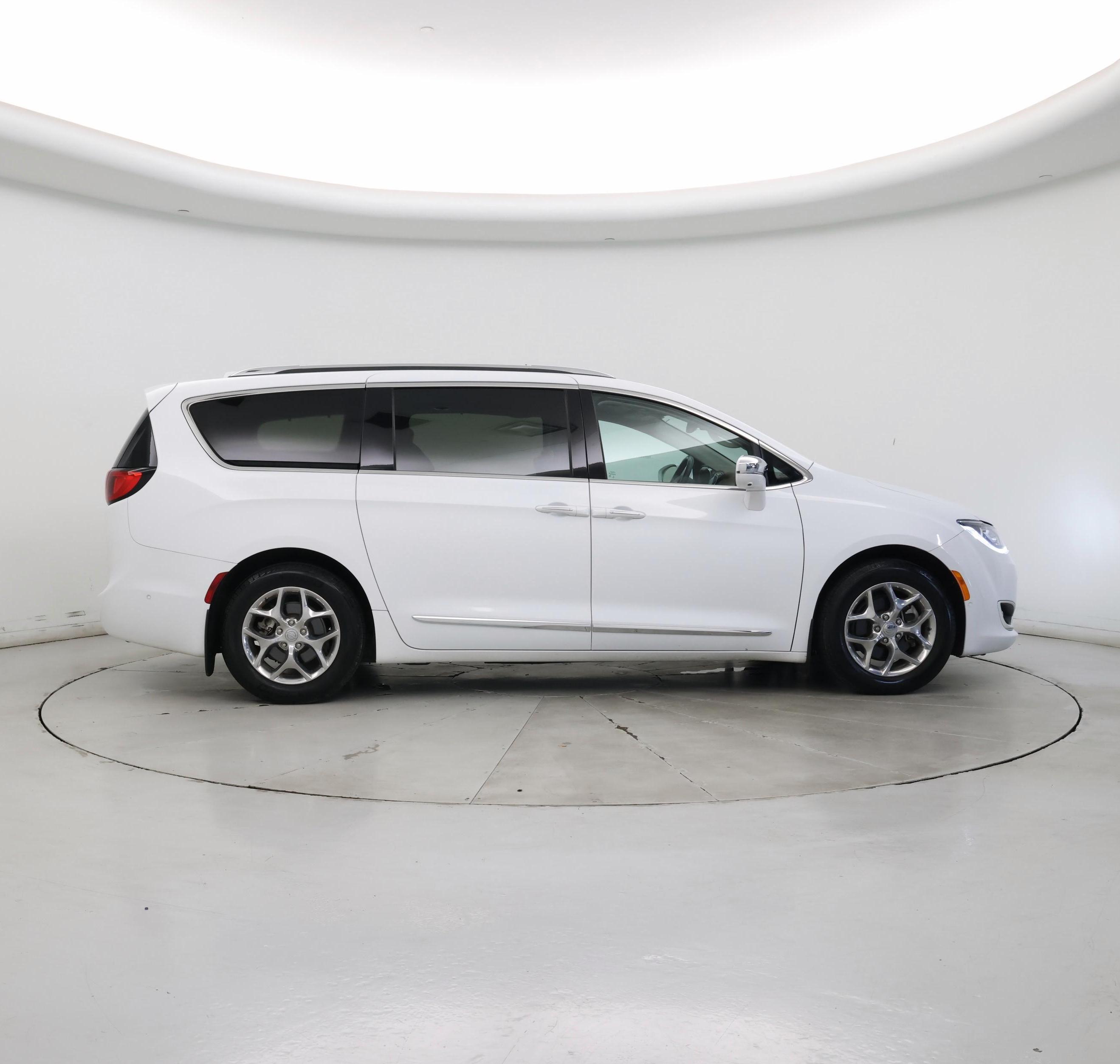 Thumbnail: 2017 Chrysler Pacifica - 7