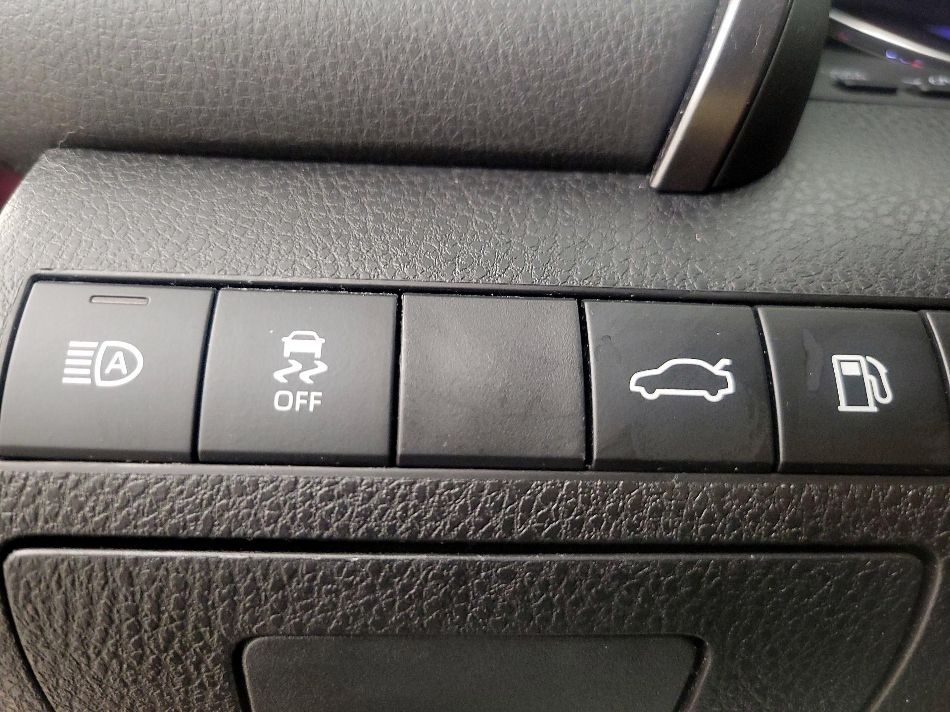 Thumbnail: 2018 Toyota Camry - 13