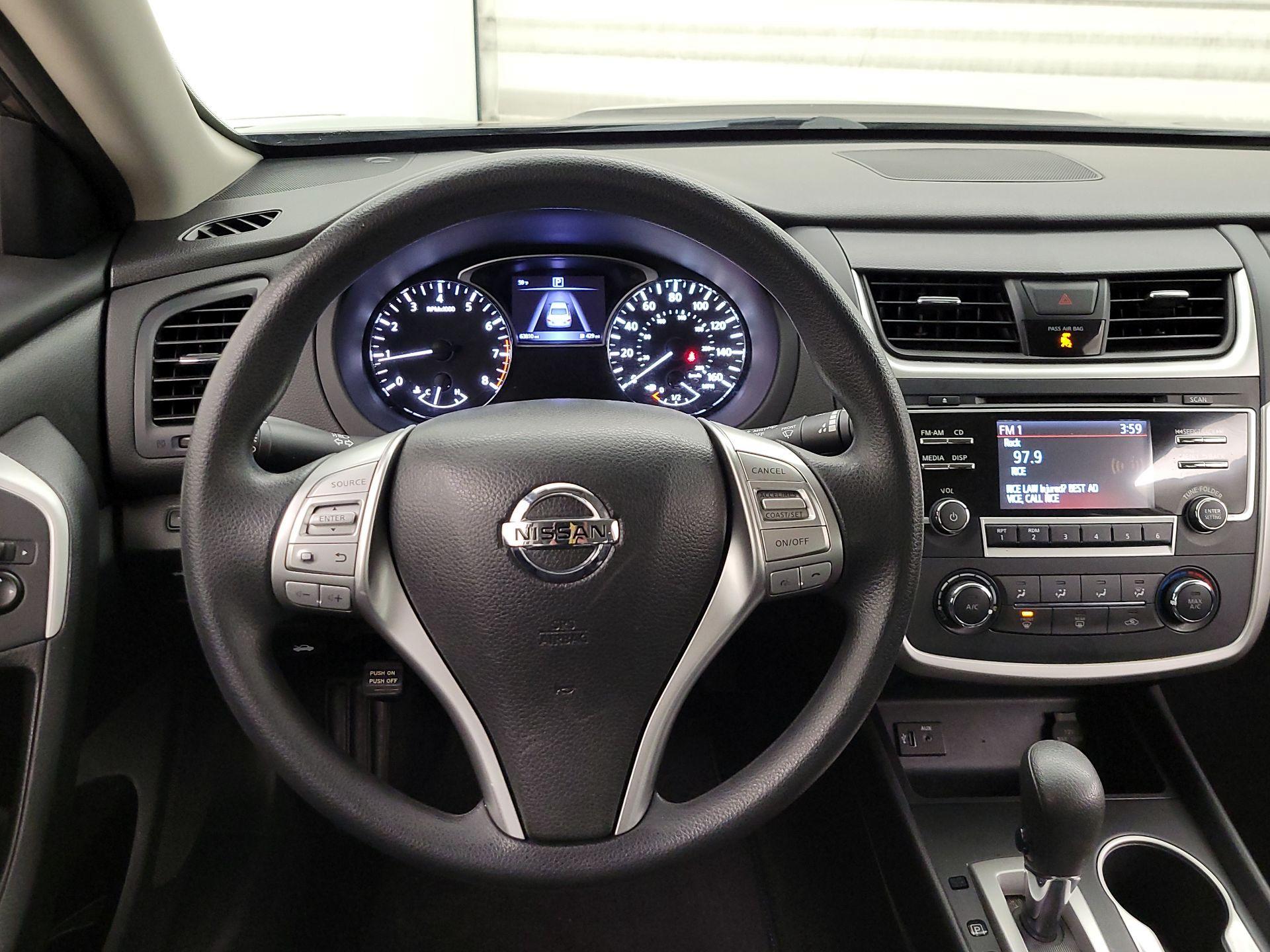 Thumbnail: 2017 Nissan Altima - 10