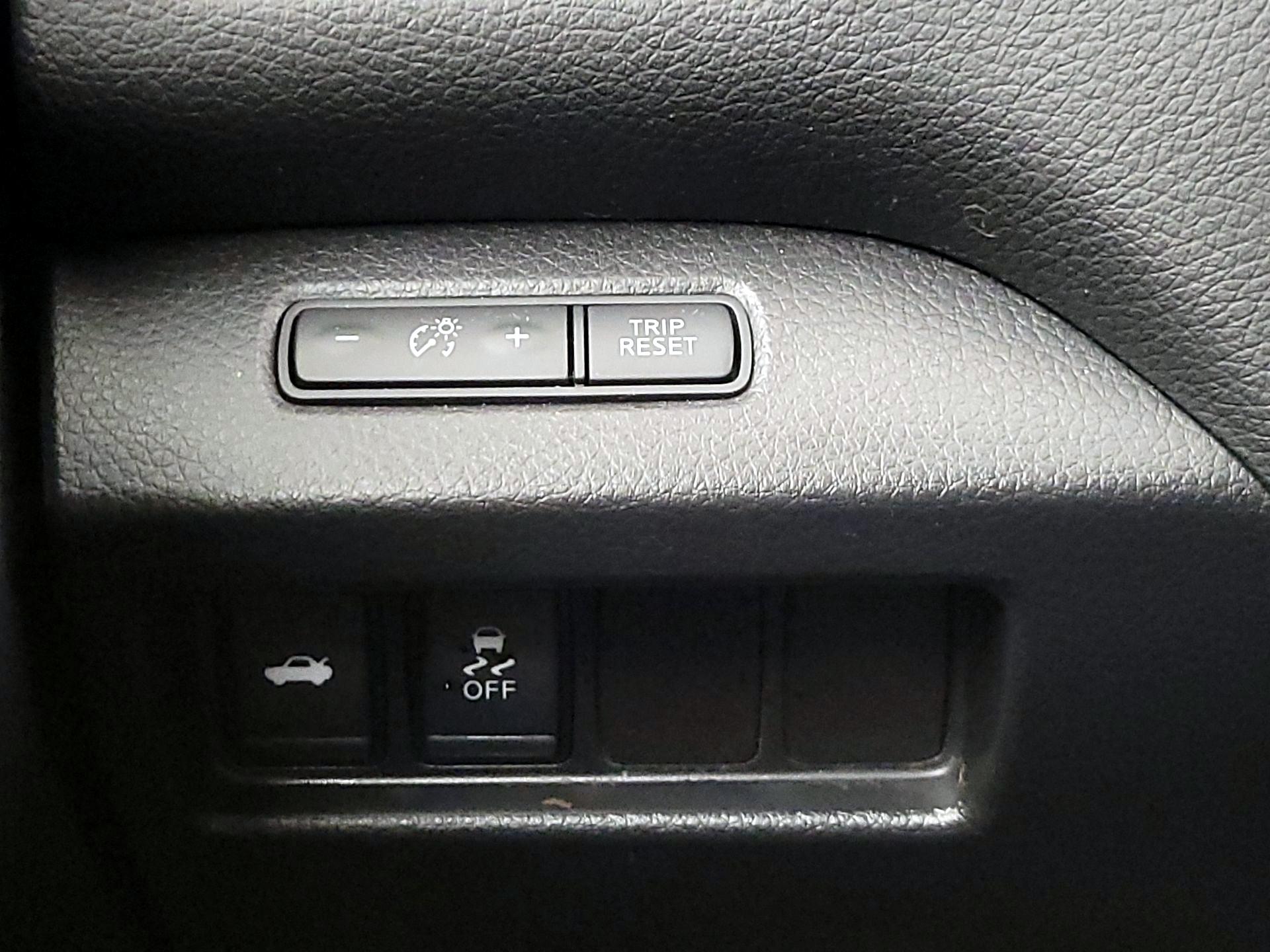 Thumbnail: 2017 Nissan Altima - 13