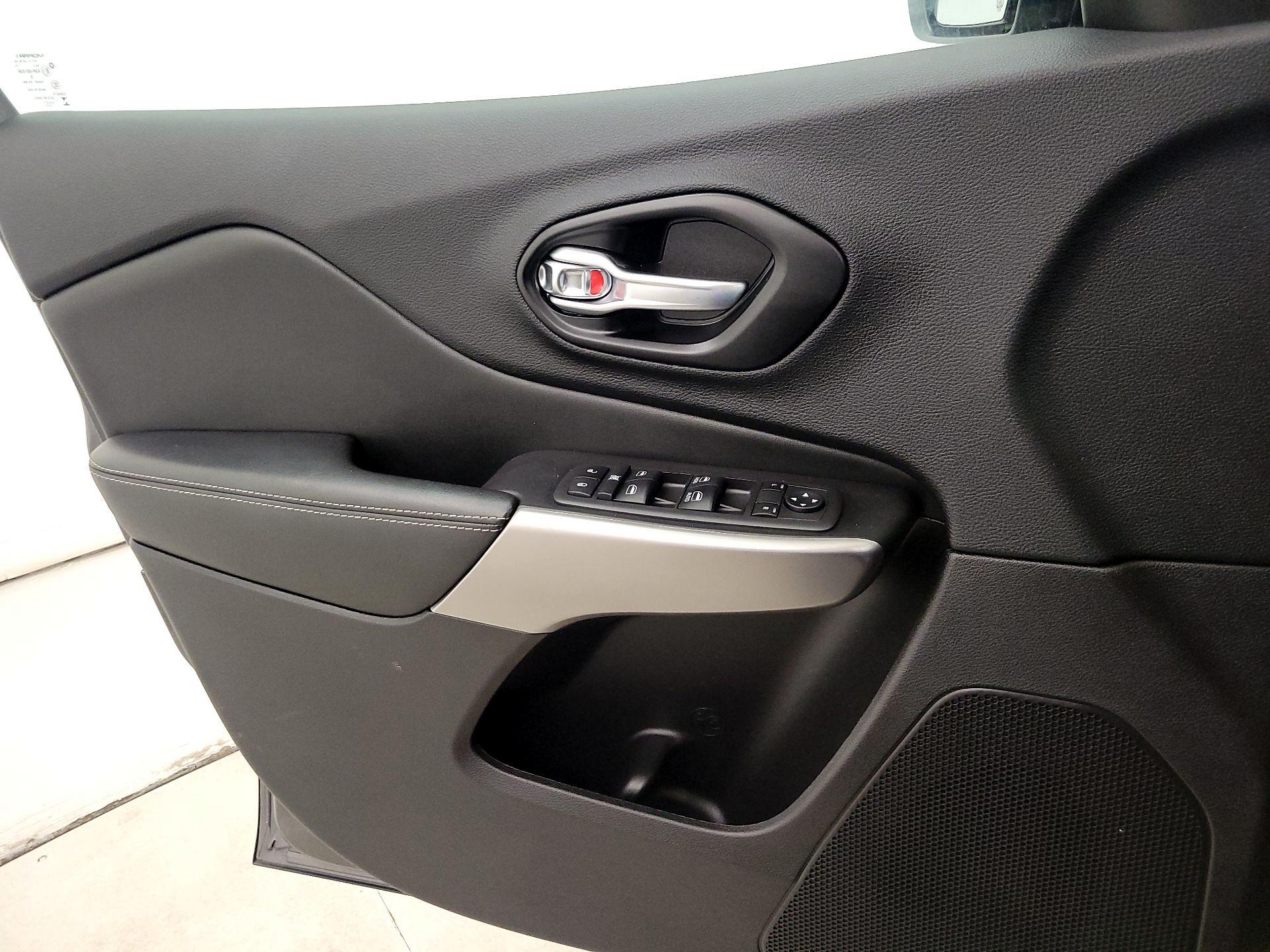 Thumbnail: 2021 Jeep Cherokee - 12