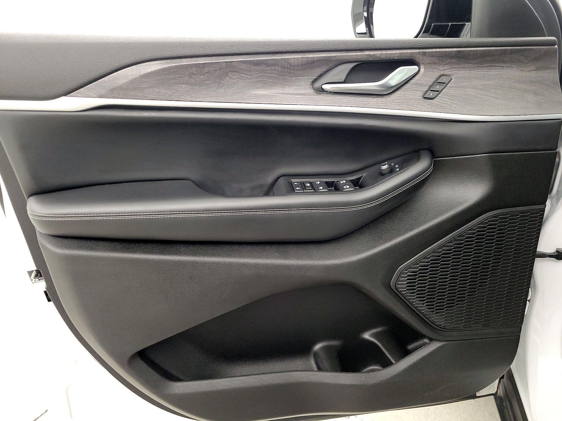 Thumbnail: 2023 Jeep Grand Cherokee - 12