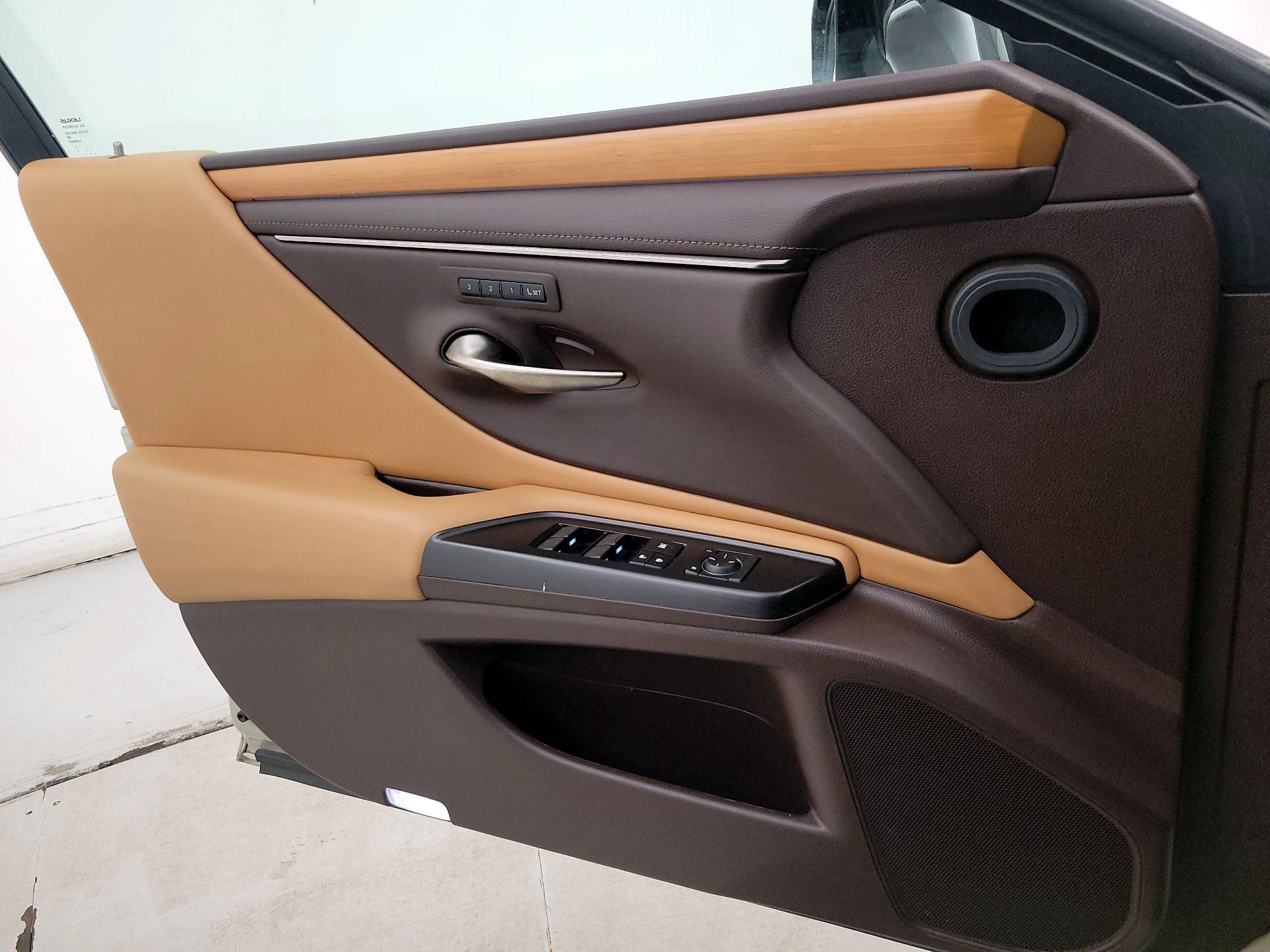 Thumbnail: 2019 Lexus ES - 12