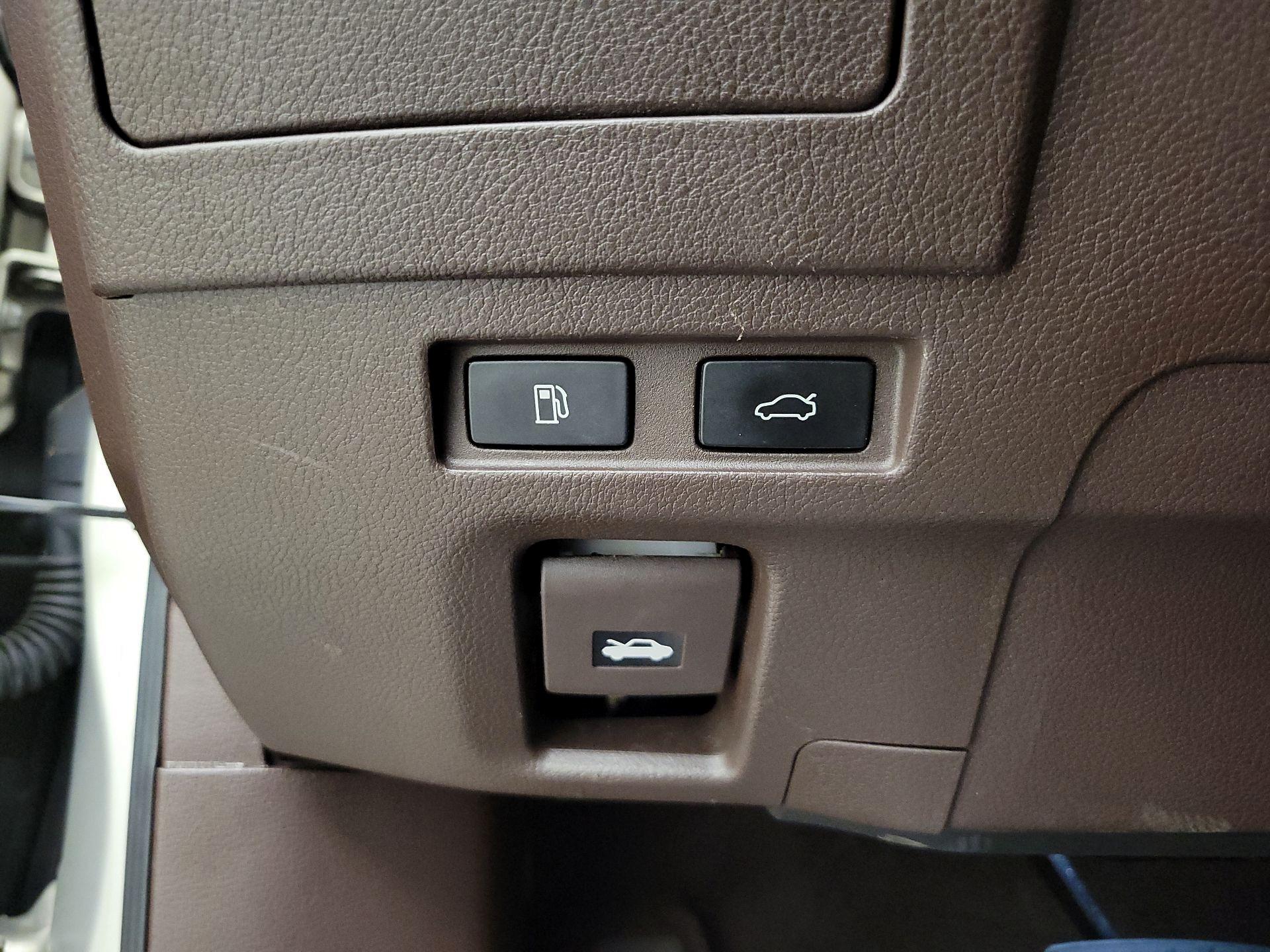 Thumbnail: 2019 Lexus ES - 13