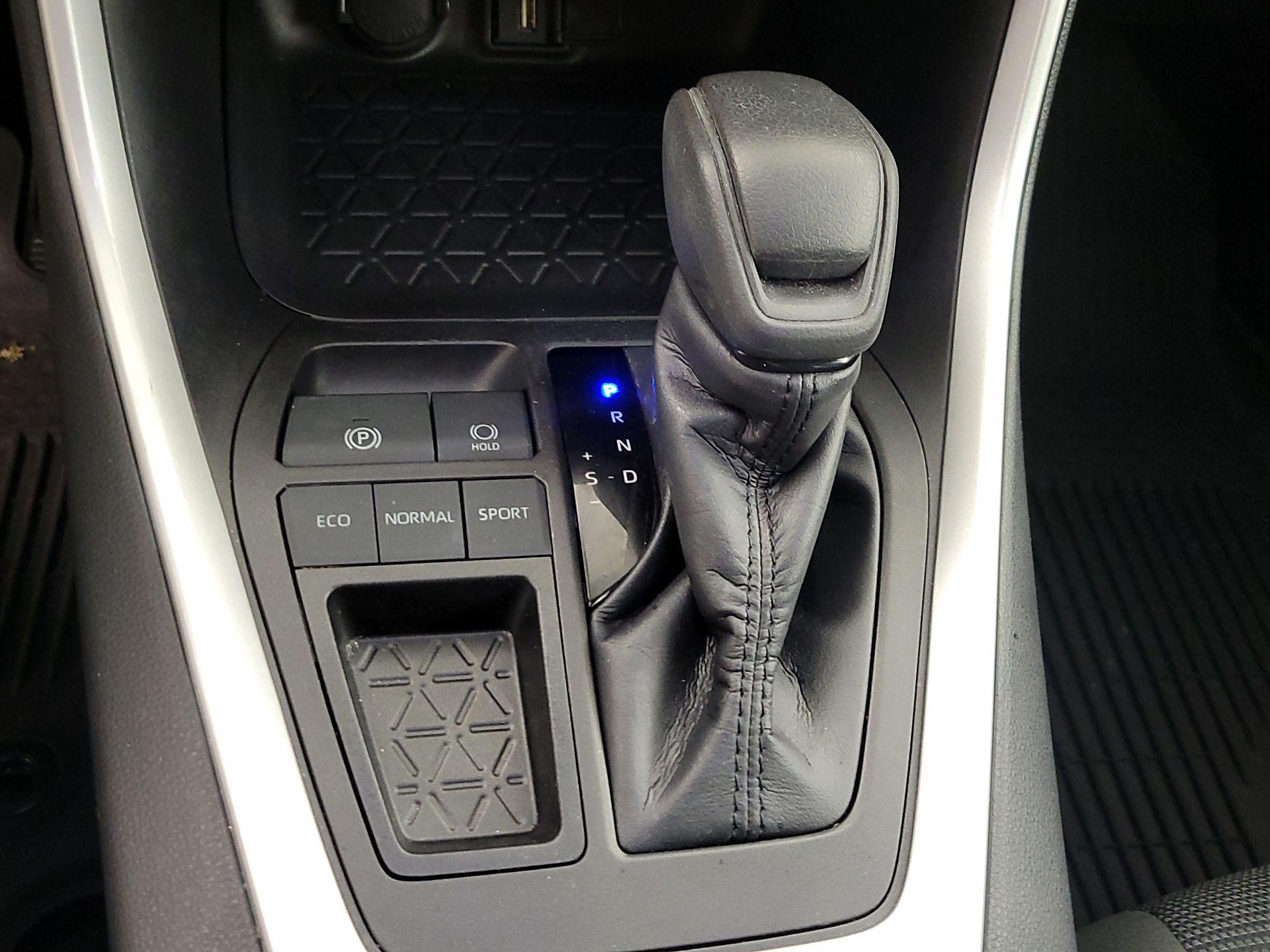 Thumbnail: 2022 Toyota RAV4 - 17