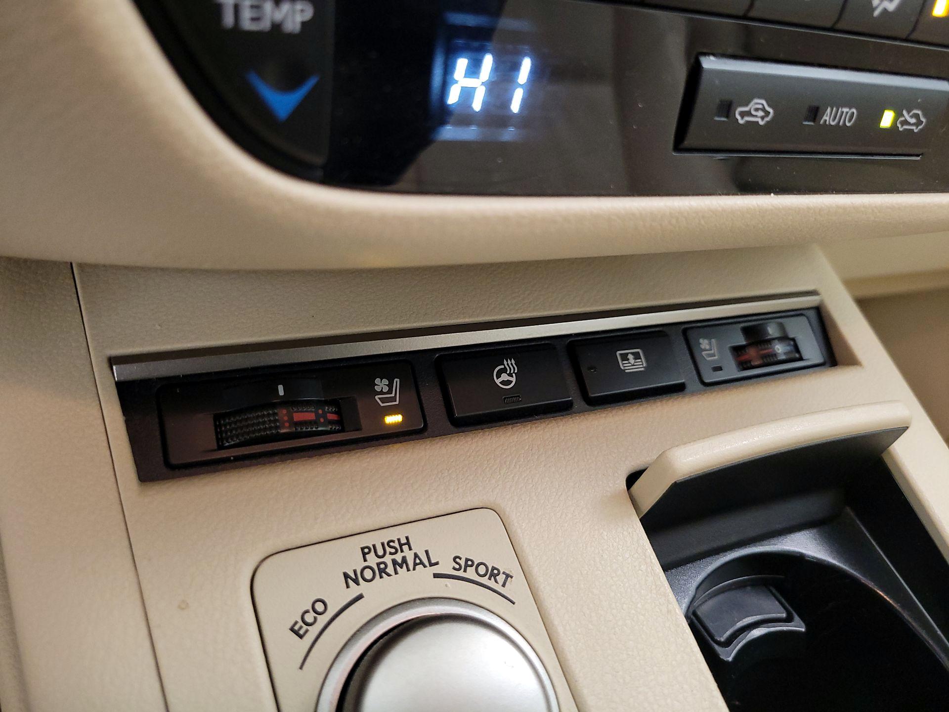 Thumbnail: 2014 Lexus ES - 17