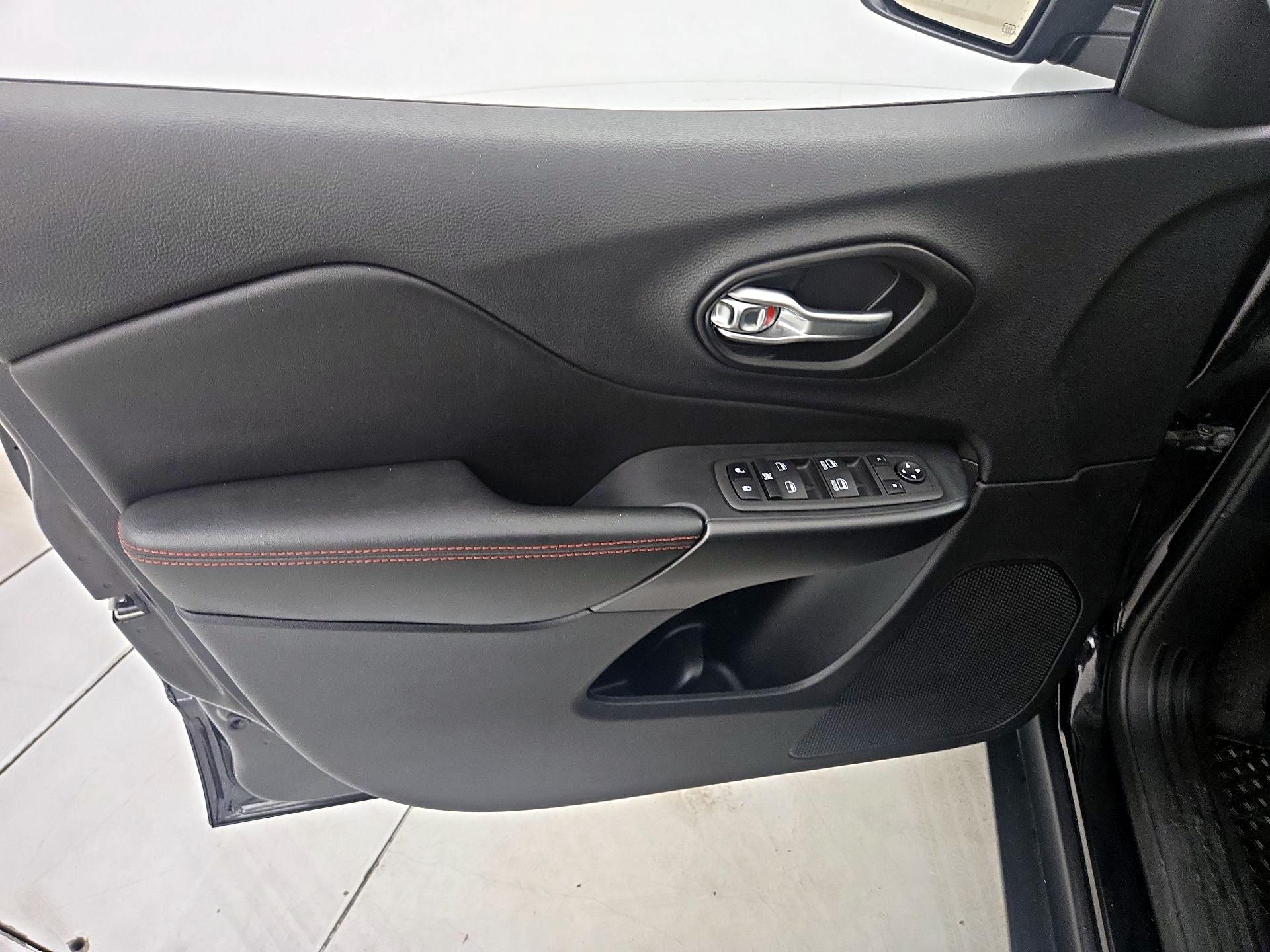 Thumbnail: 2022 Jeep Cherokee - 12