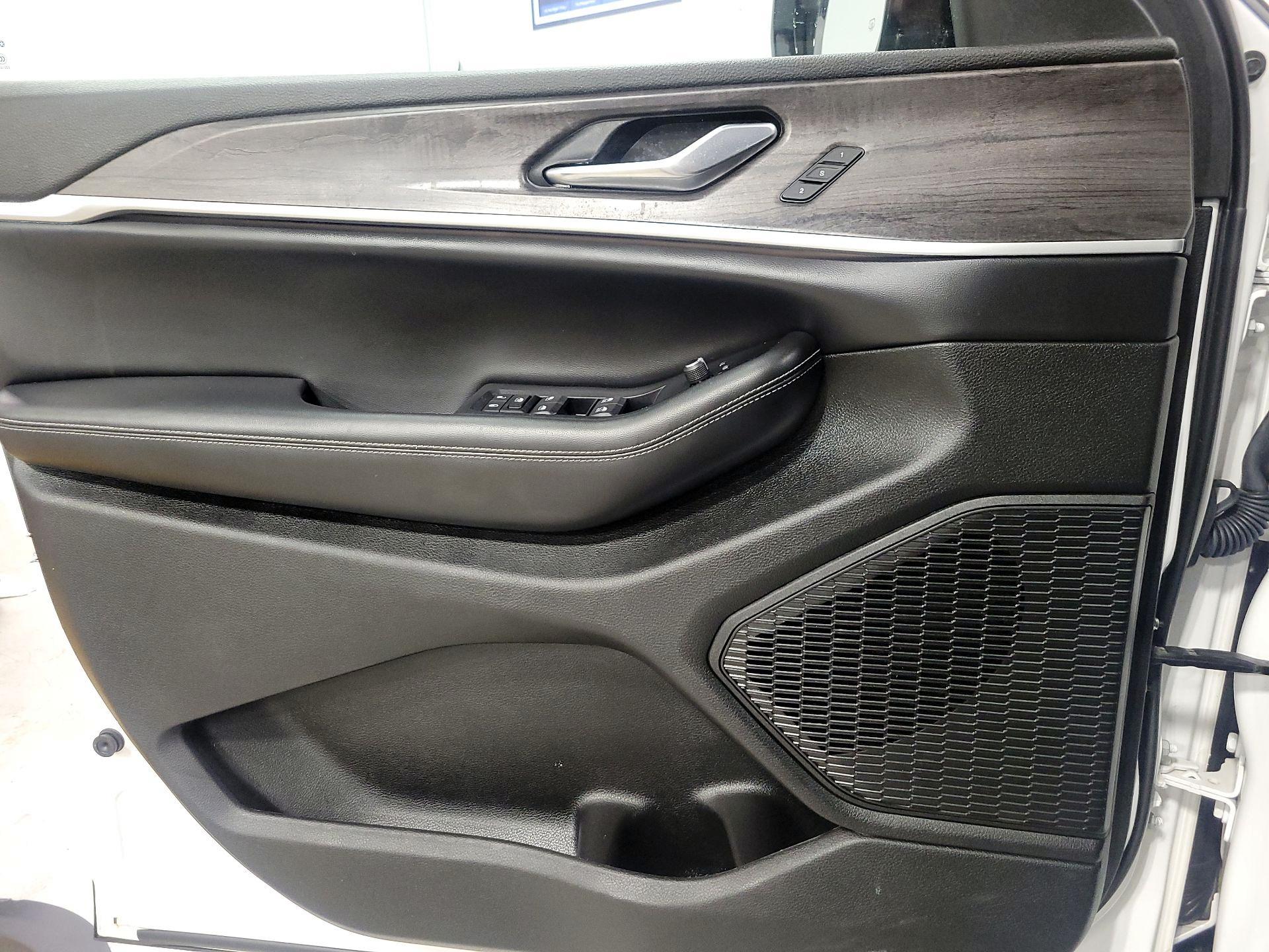 Thumbnail: 2023 Jeep Grand Cherokee - 12