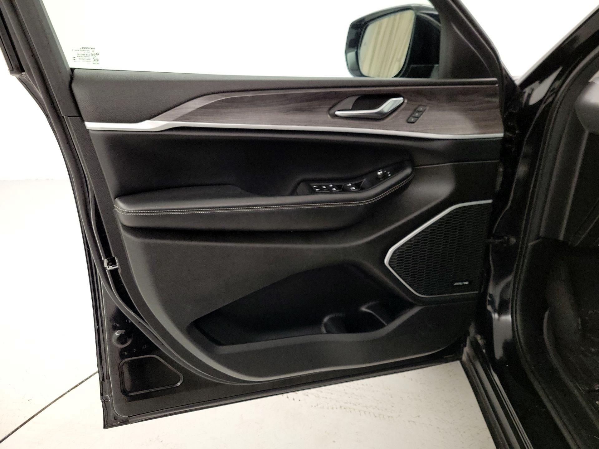 Thumbnail: 2023 Jeep Grand Cherokee - 12