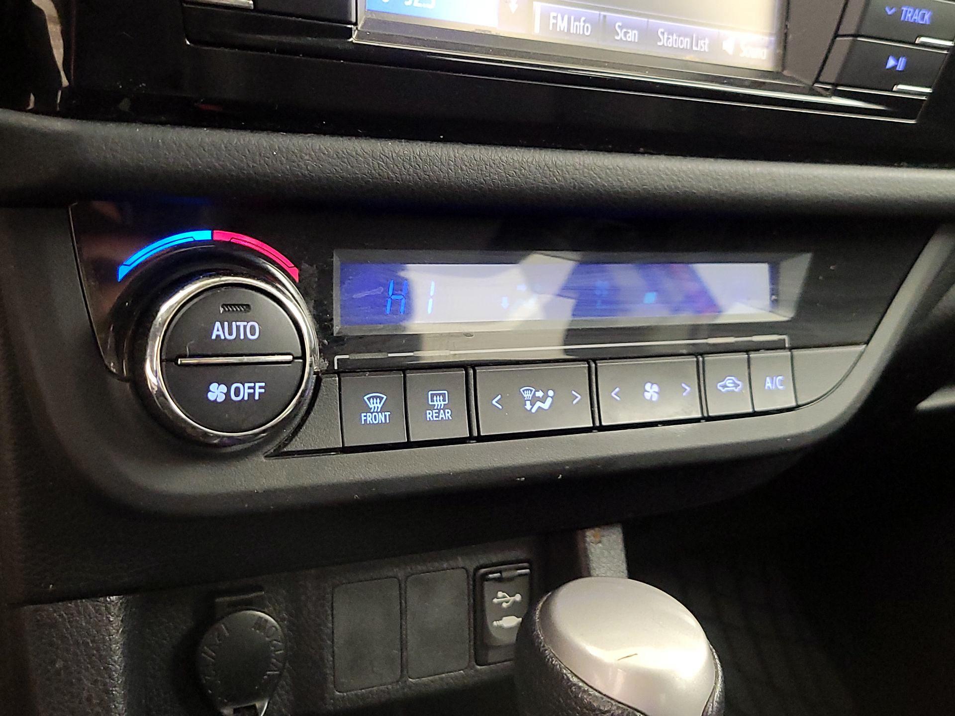 Thumbnail: 2016 Toyota Corolla - 16