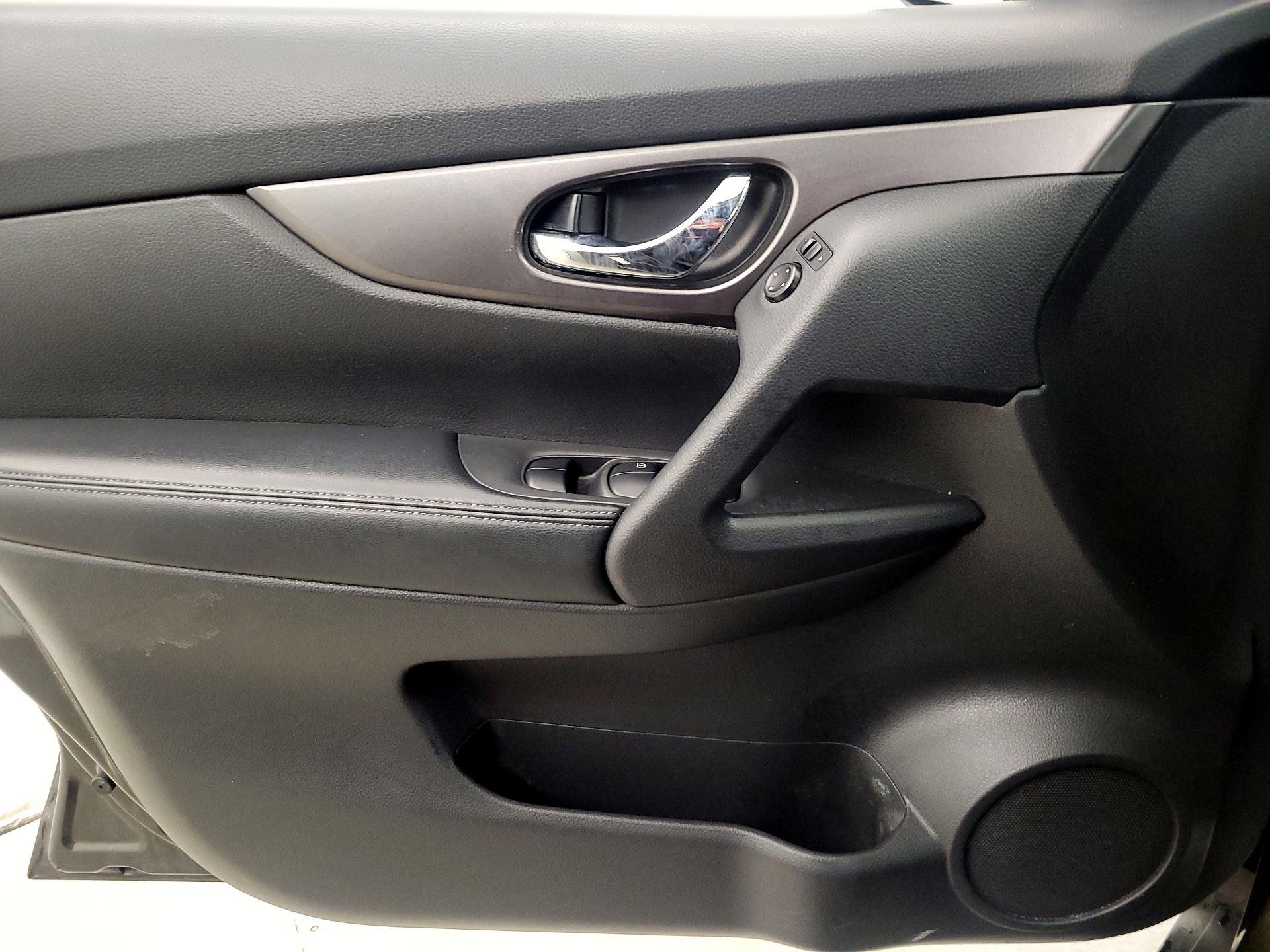 Thumbnail: 2016 Nissan Rogue - 12