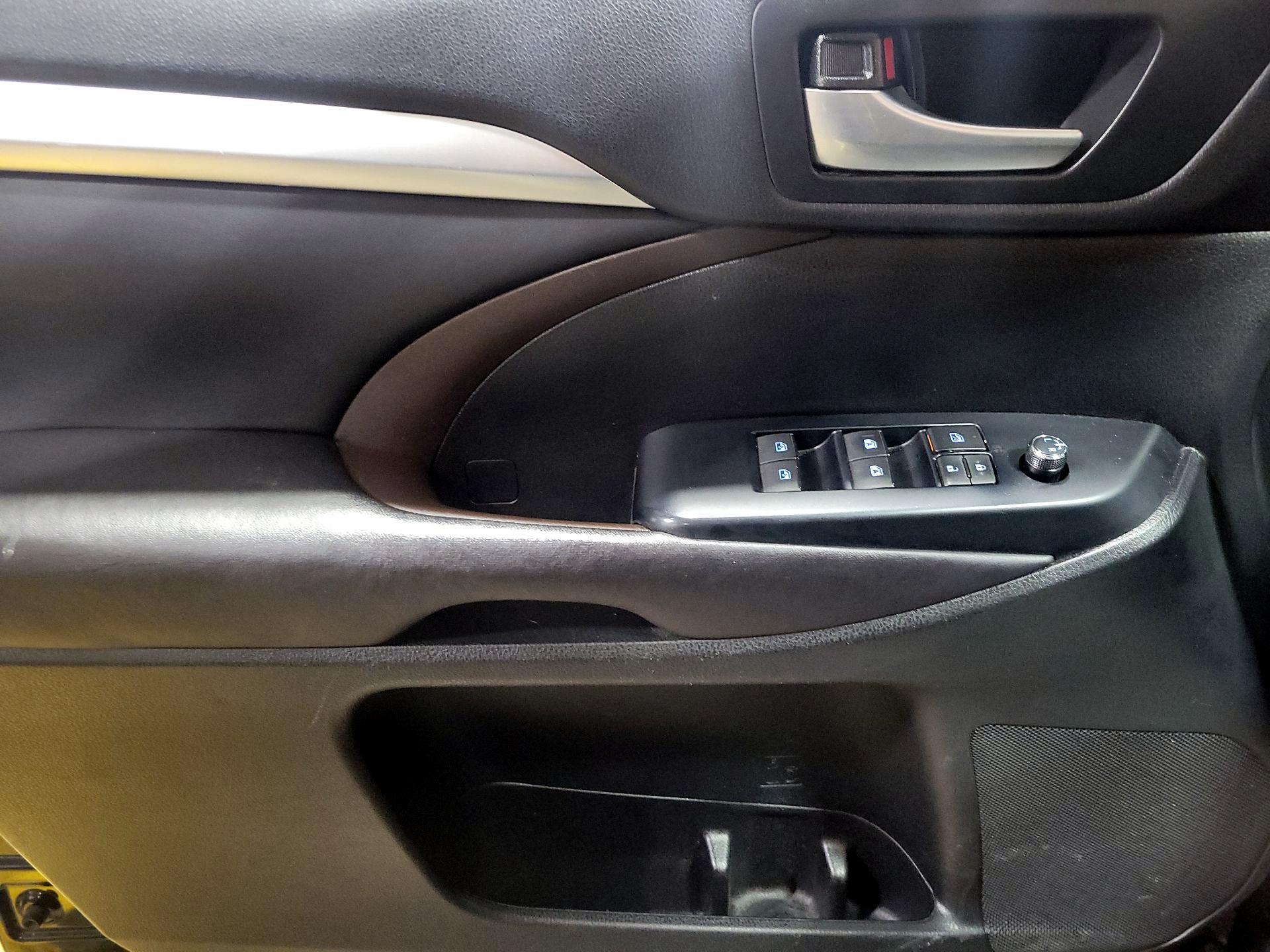 Thumbnail: 2017 Toyota Highlander - 12