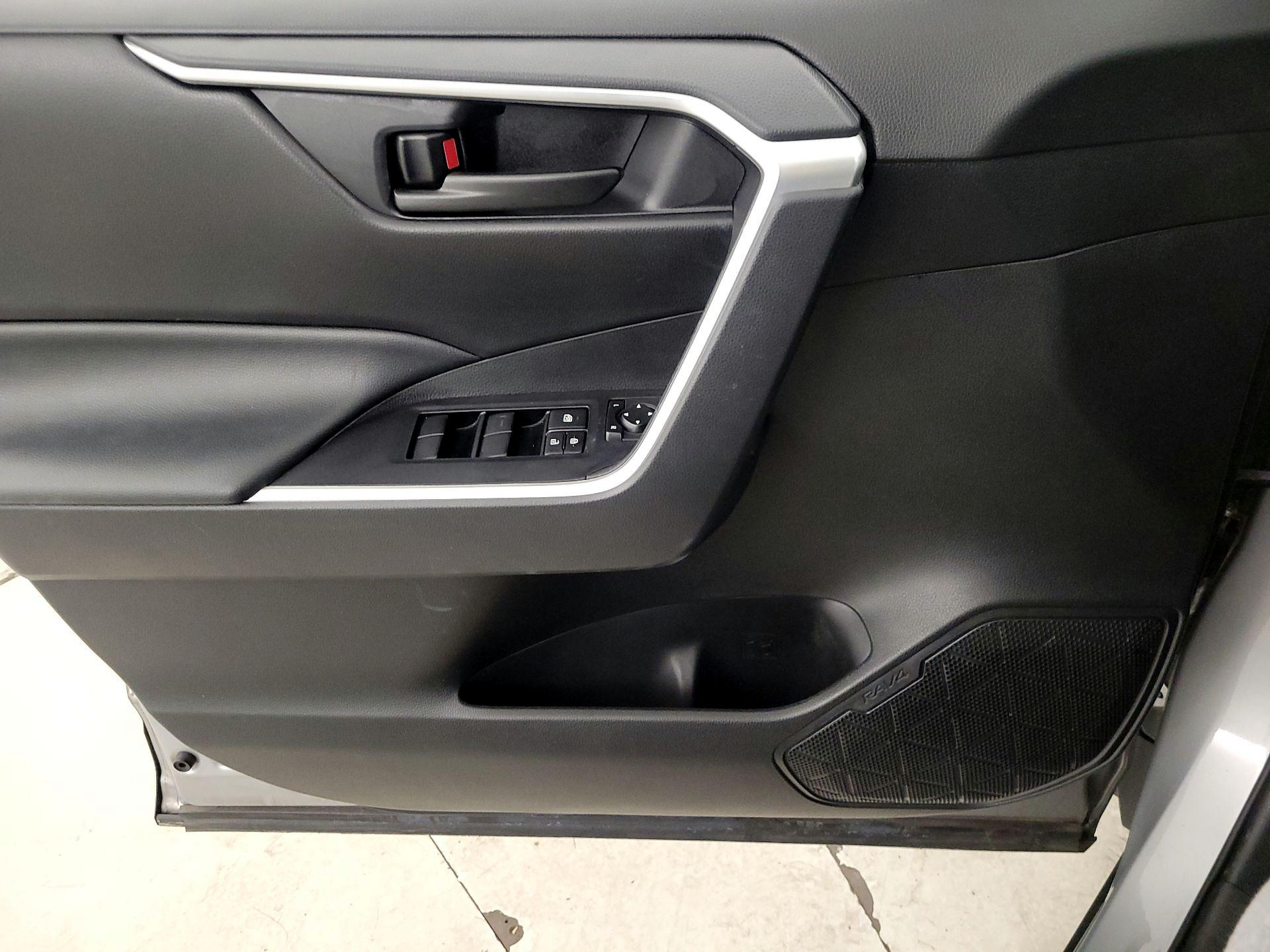 Thumbnail: 2020 Toyota RAV4 - 12