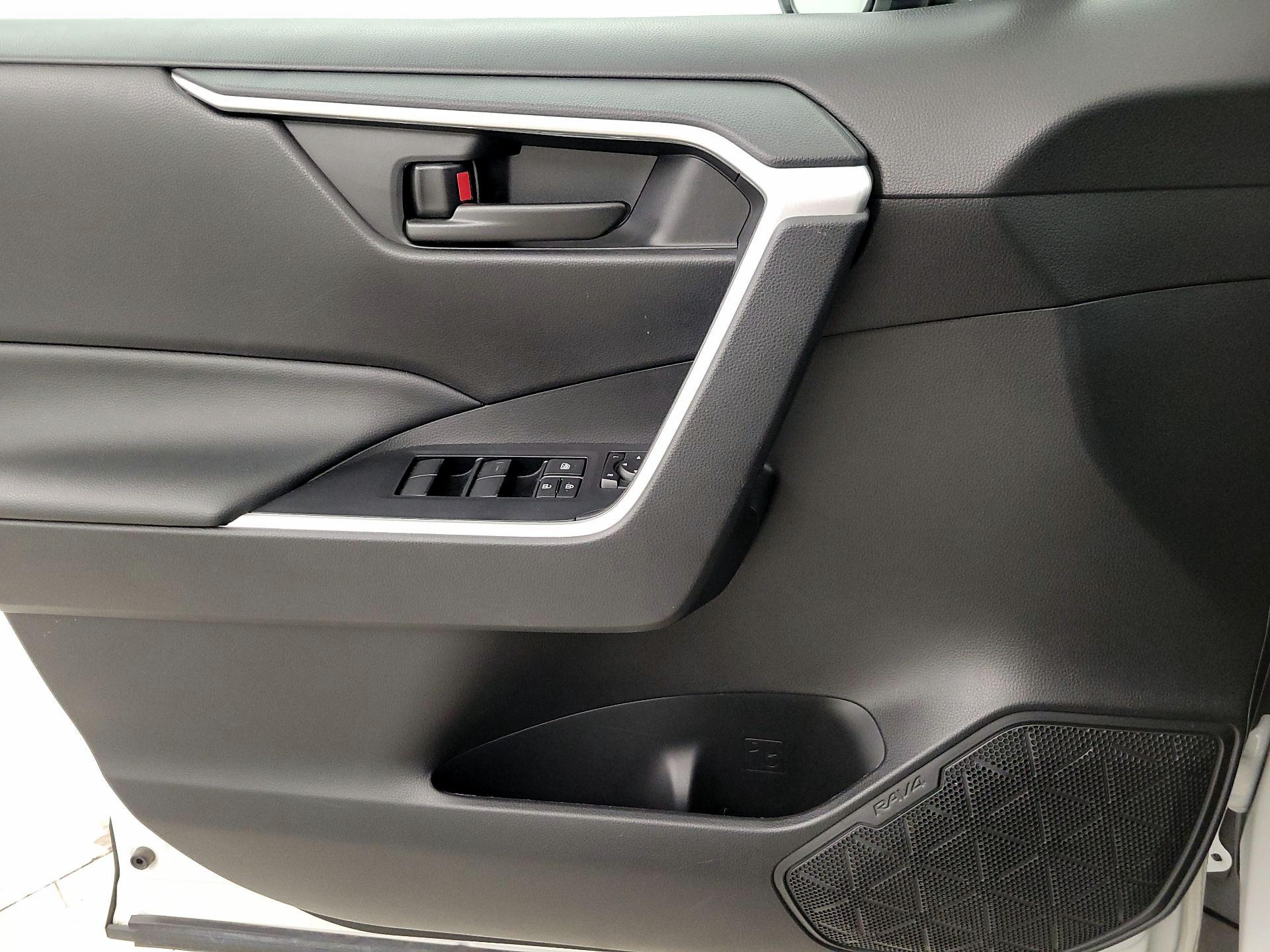 Thumbnail: 2022 Toyota RAV4 - 12