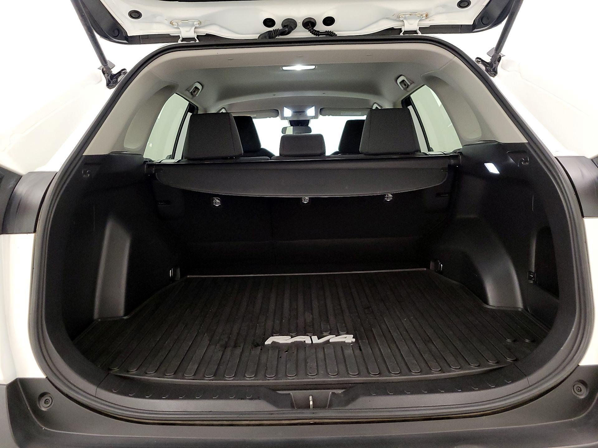 Thumbnail: 2022 Toyota RAV4 - 20