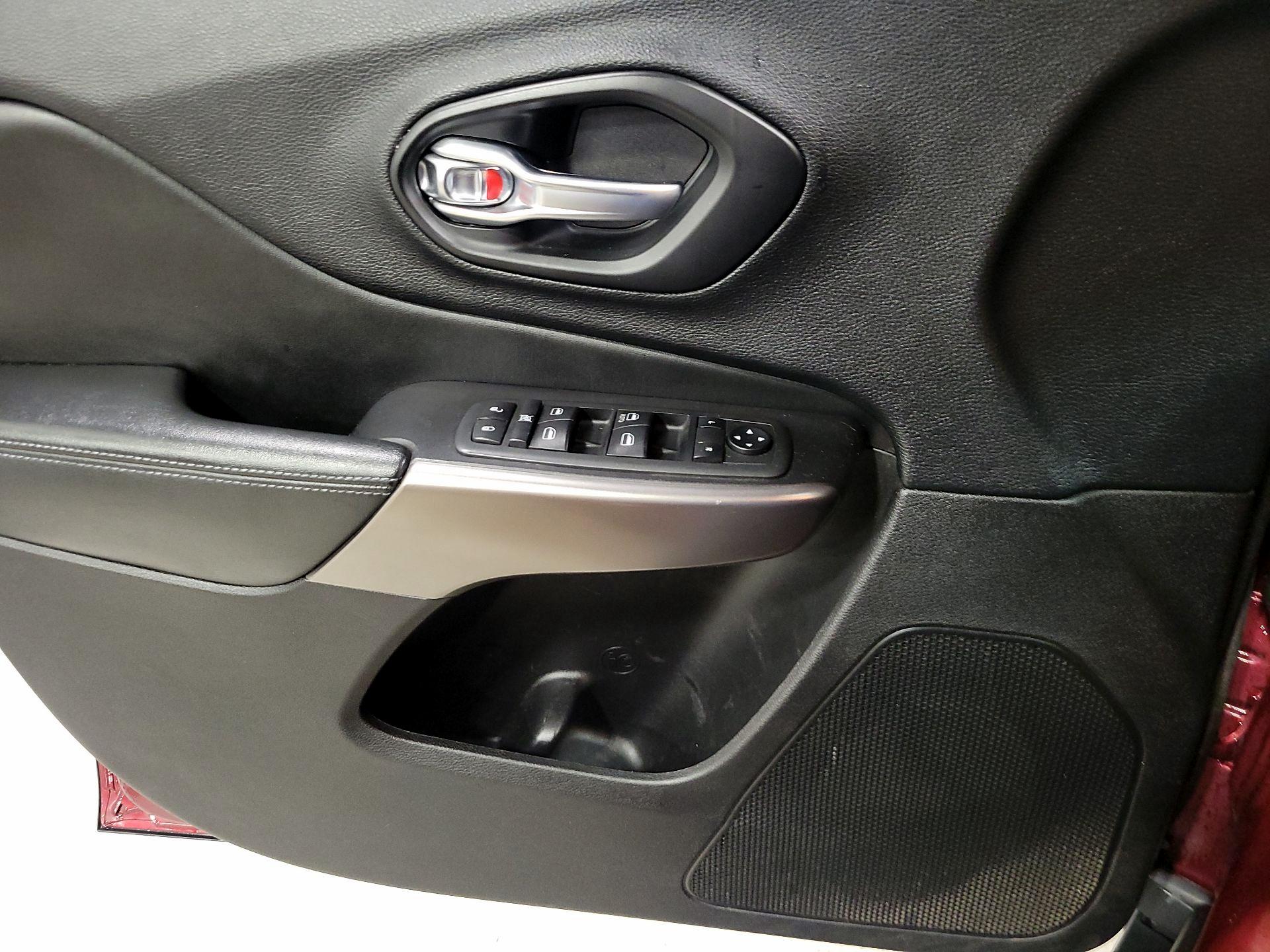 Thumbnail: 2020 Jeep Cherokee - 12