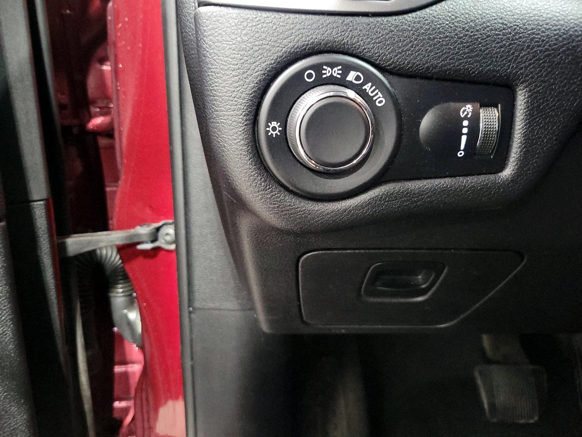 Thumbnail: 2020 Jeep Cherokee - 13