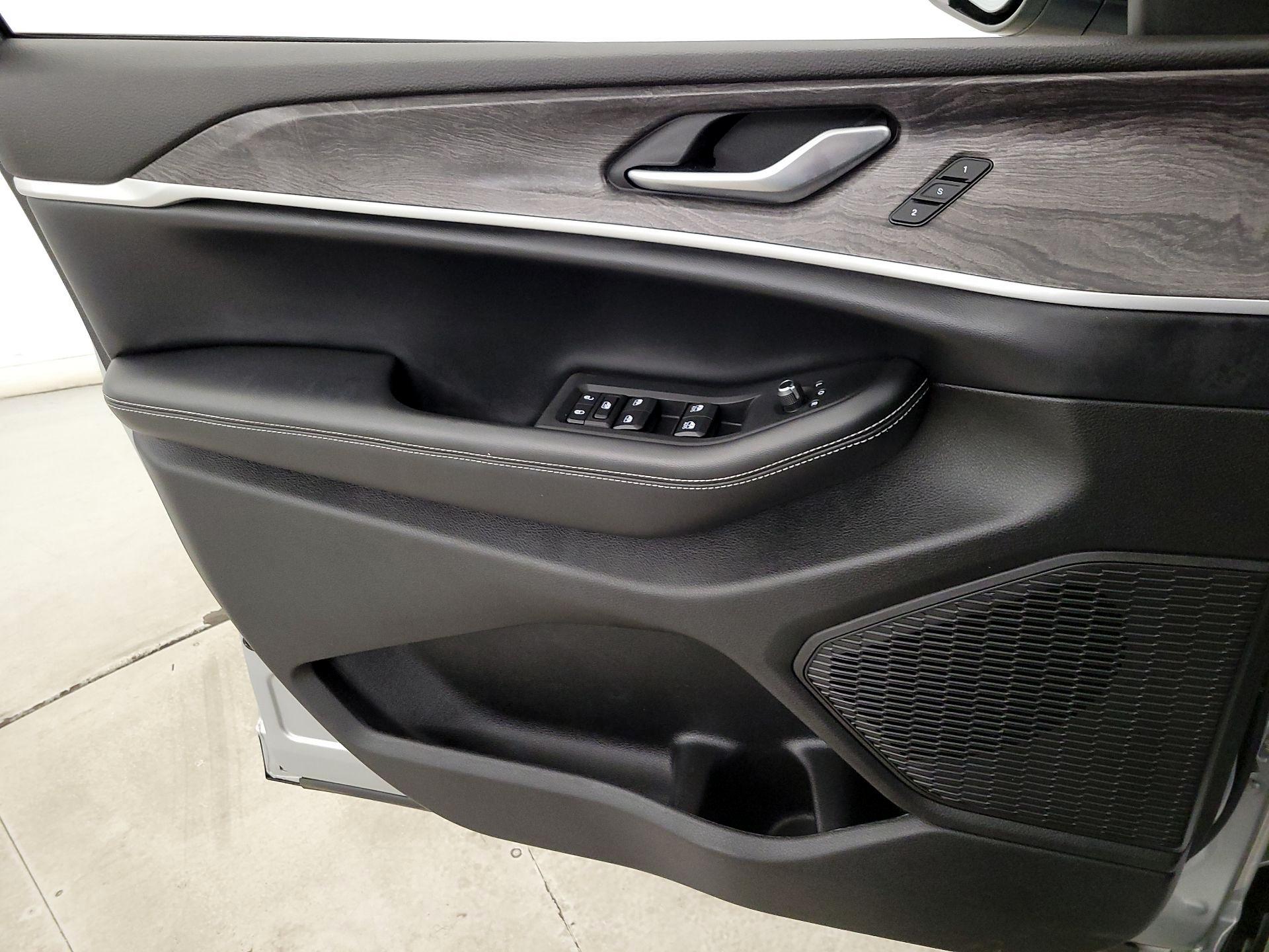 Thumbnail: 2023 Jeep Grand Cherokee - 12