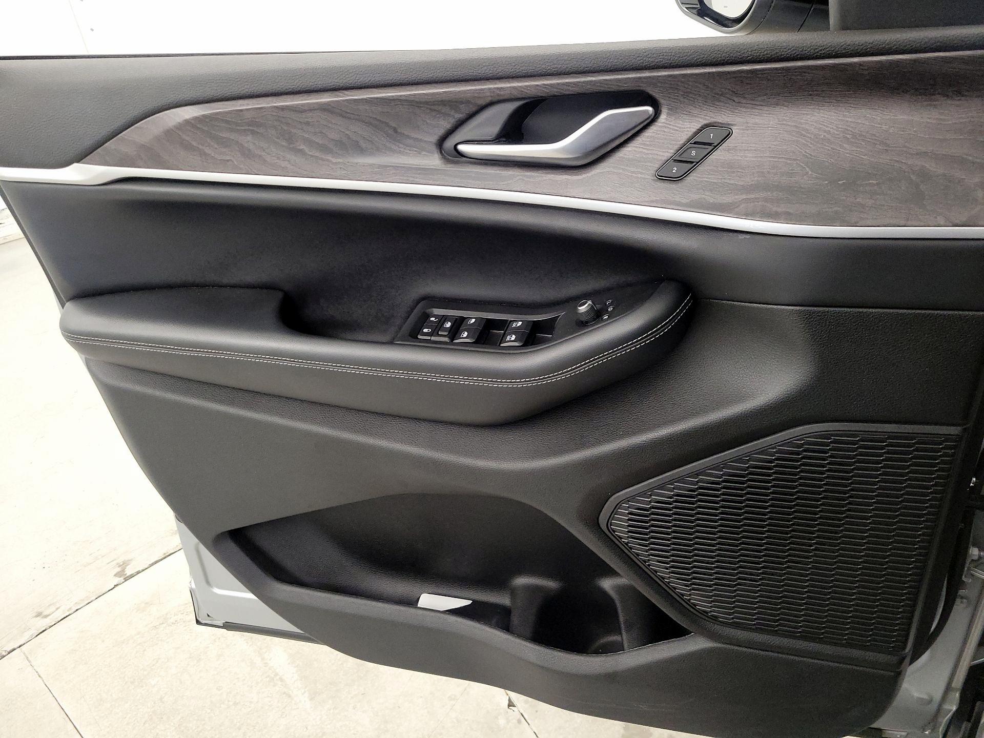 Thumbnail: 2023 Jeep Grand Cherokee - 12