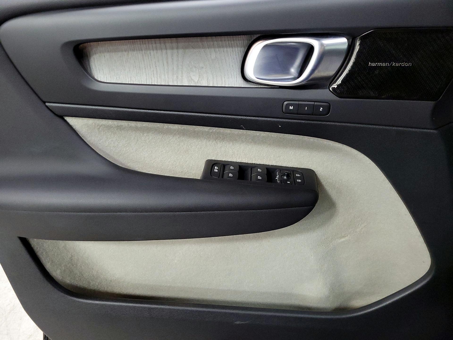 Thumbnail: 2021 Volvo XC40 - 12