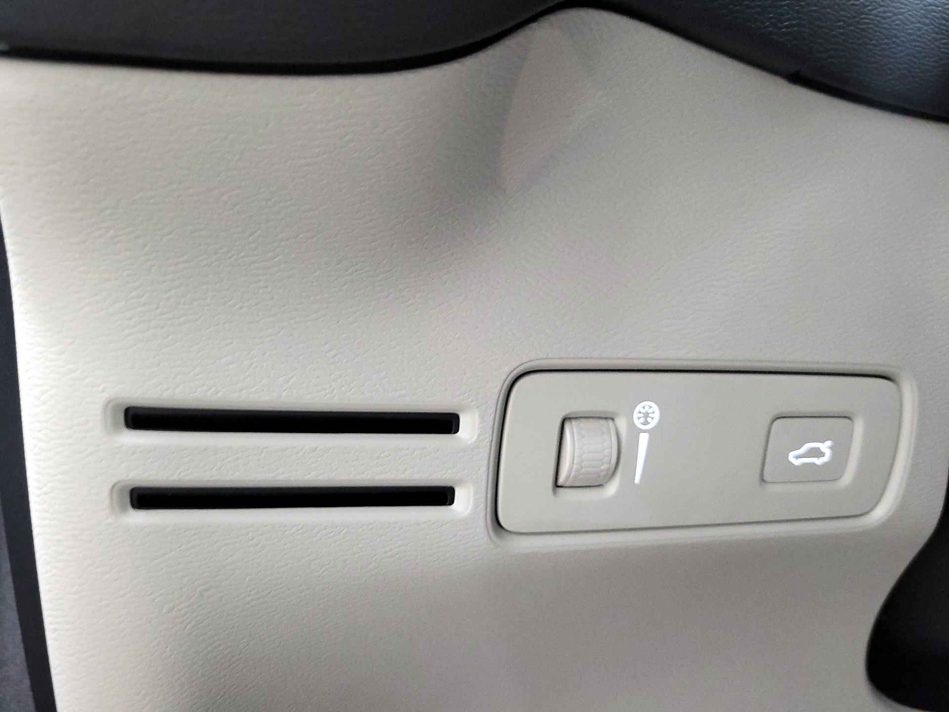 Thumbnail: 2021 Volvo XC40 - 13