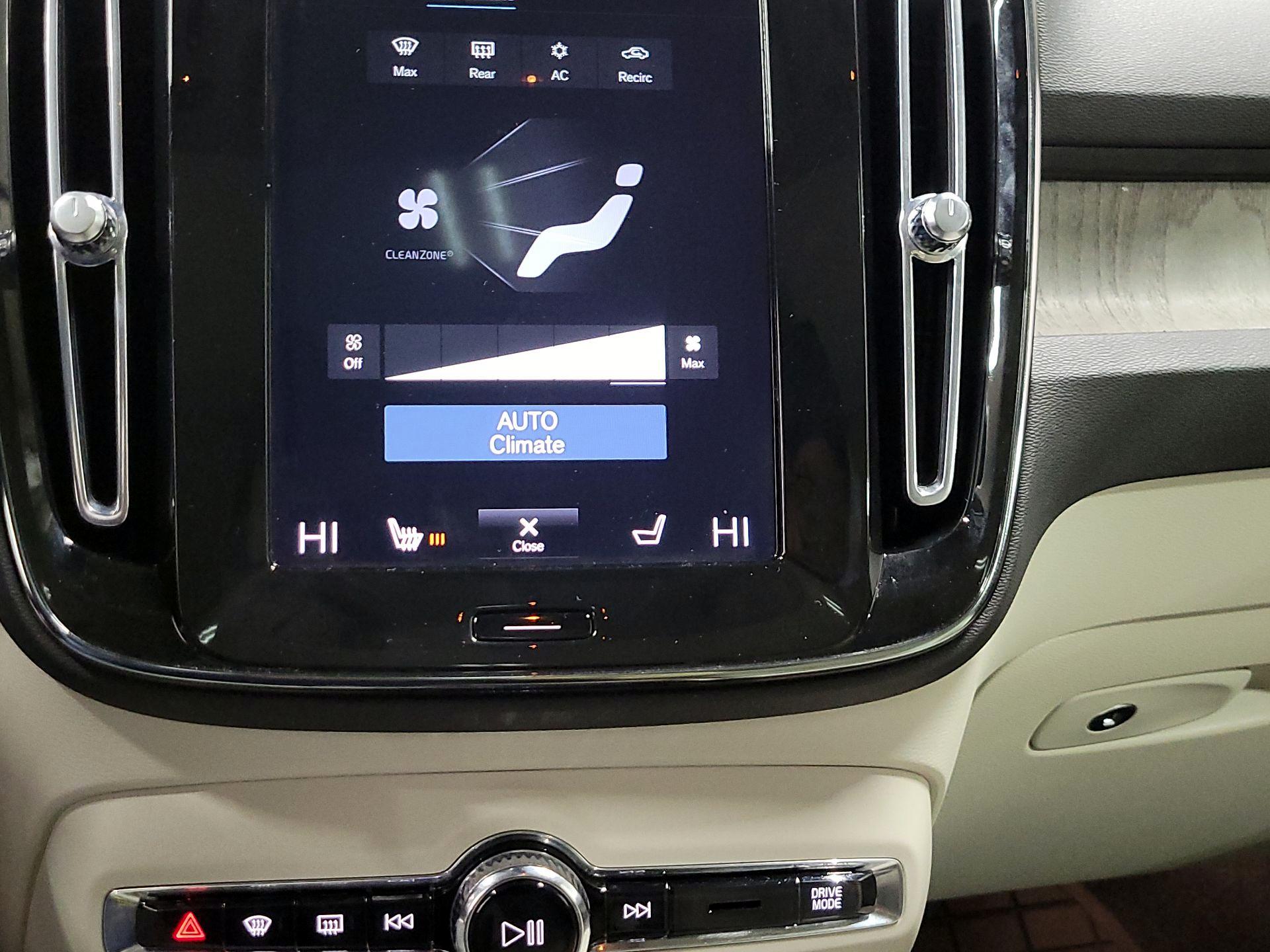 Thumbnail: 2021 Volvo XC40 - 17