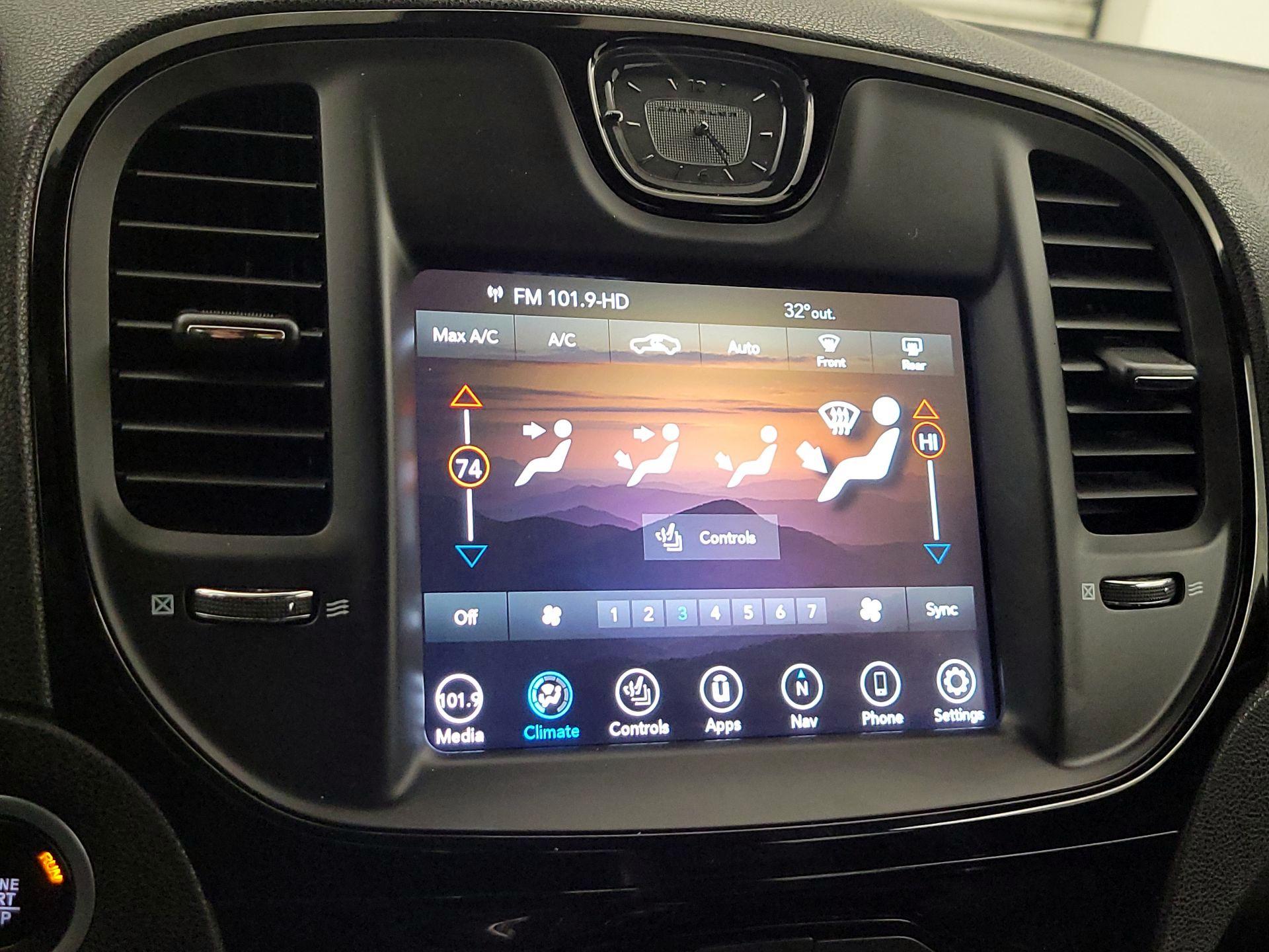 Thumbnail: 2023 Chrysler 300 - 17