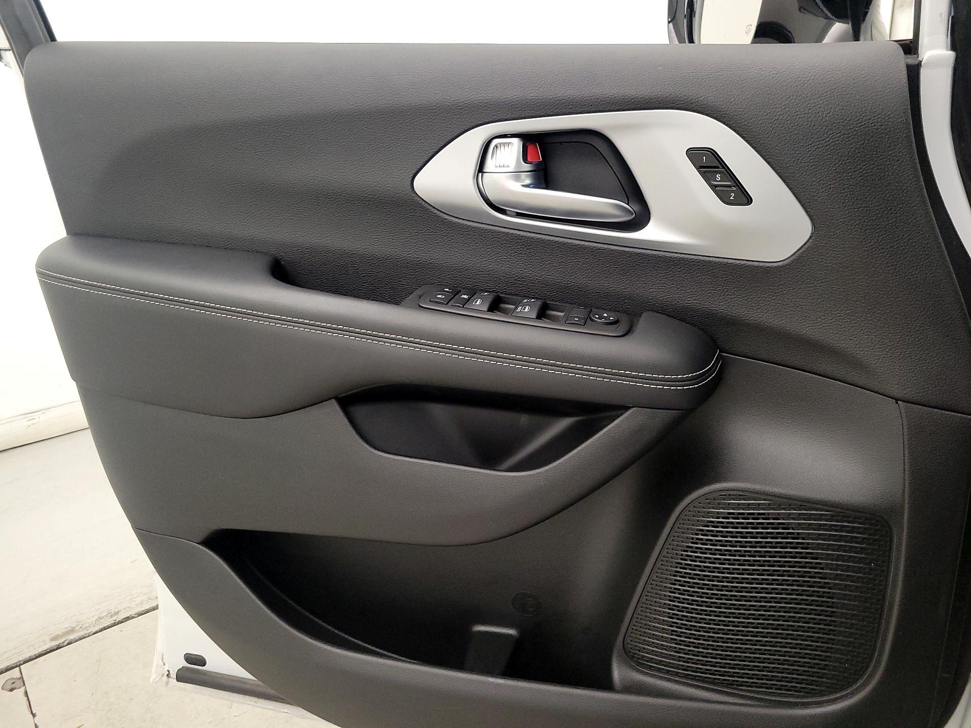 Thumbnail: 2024 Chrysler Pacifica - 12