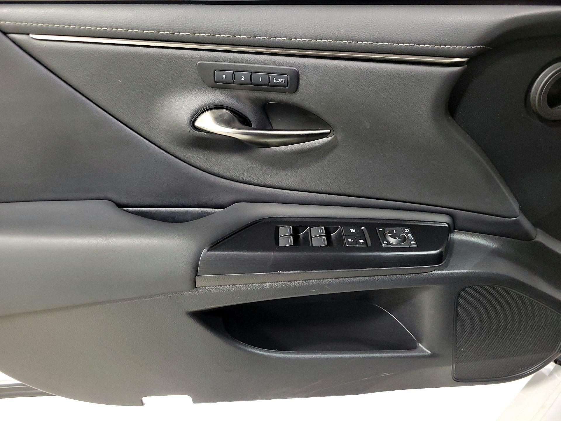 Thumbnail: 2021 Lexus ES - 12