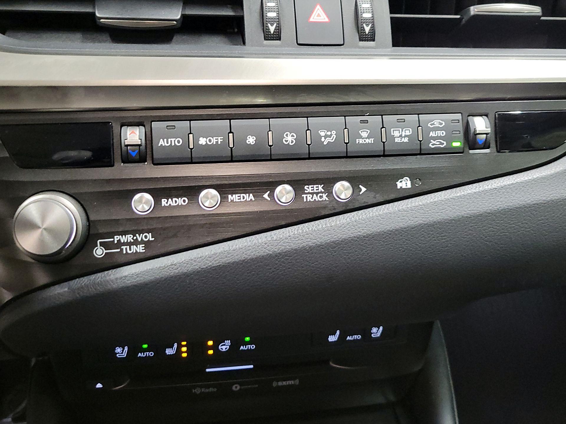 Thumbnail: 2021 Lexus ES - 16