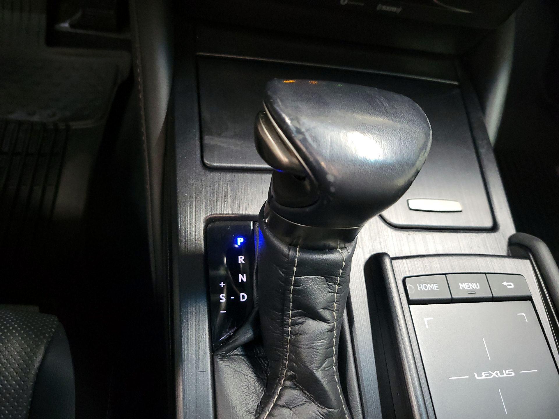 Thumbnail: 2021 Lexus ES - 17