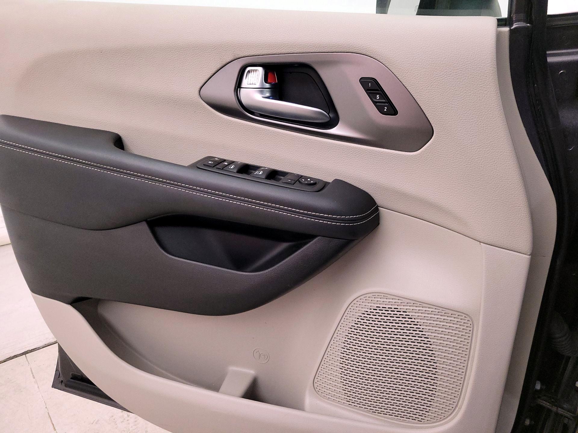 Thumbnail: 2023 Chrysler Pacifica - 12