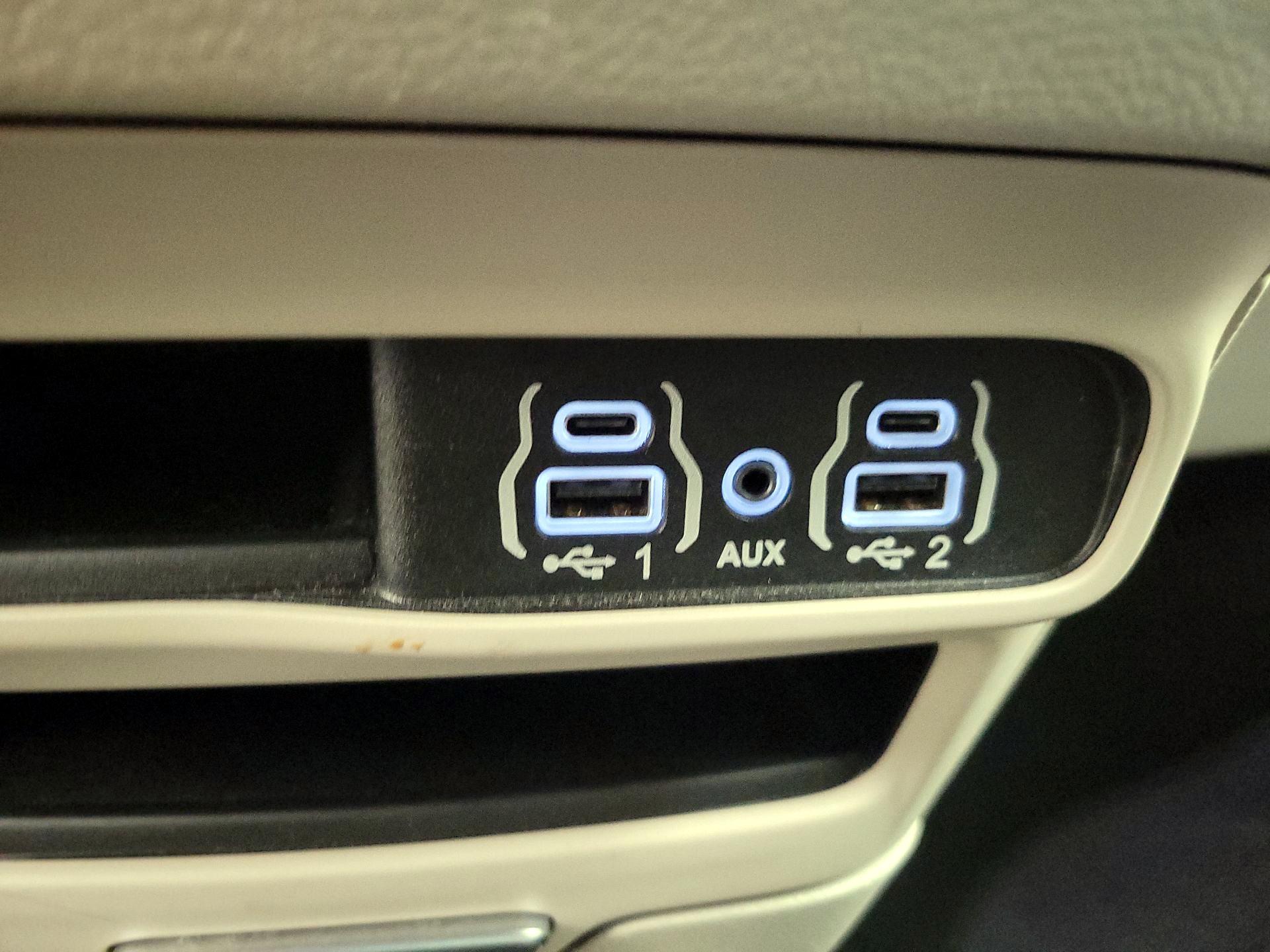 Thumbnail: 2023 Chrysler Pacifica - 18