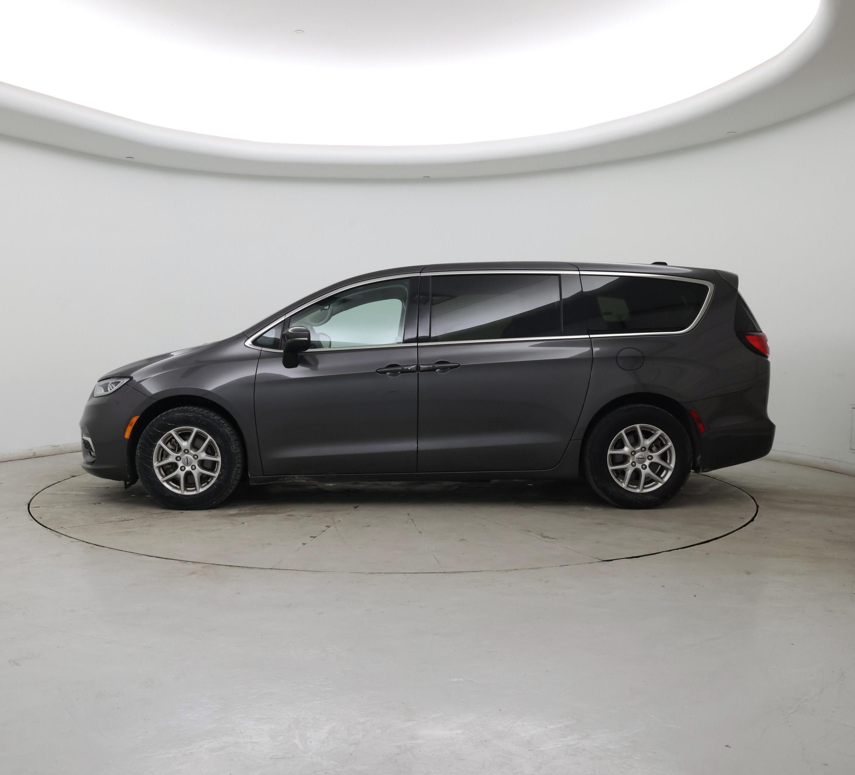 Thumbnail: 2023 Chrysler Pacifica - 3