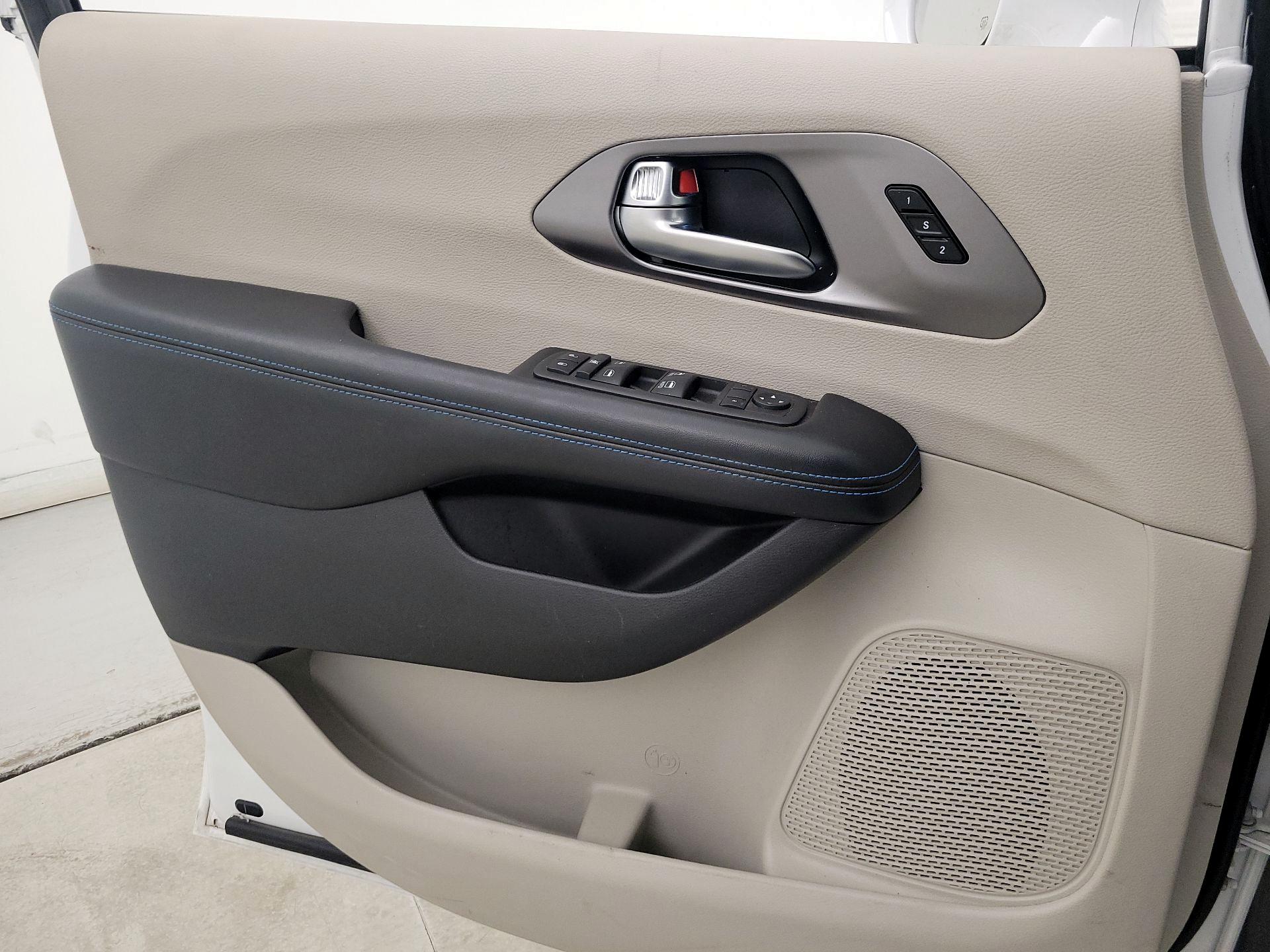 Thumbnail: 2021 Chrysler Pacifica - 12