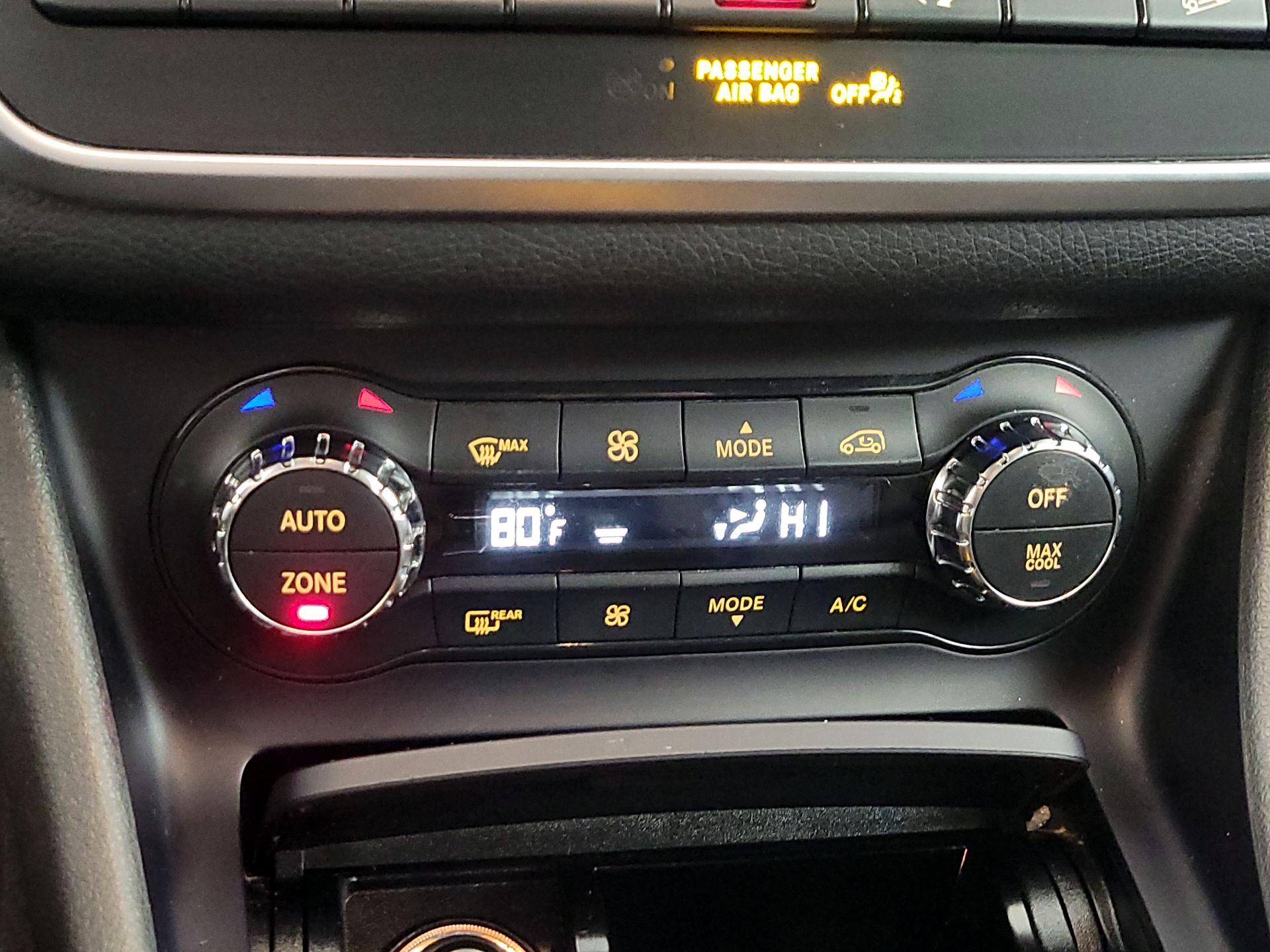 Thumbnail: 2016 Mercedes-Benz GLA - 16