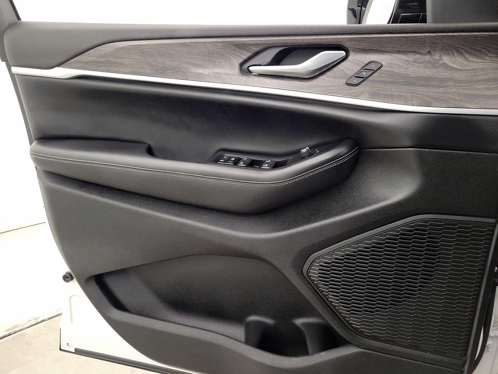 Thumbnail: 2023 Jeep Grand Cherokee - 12