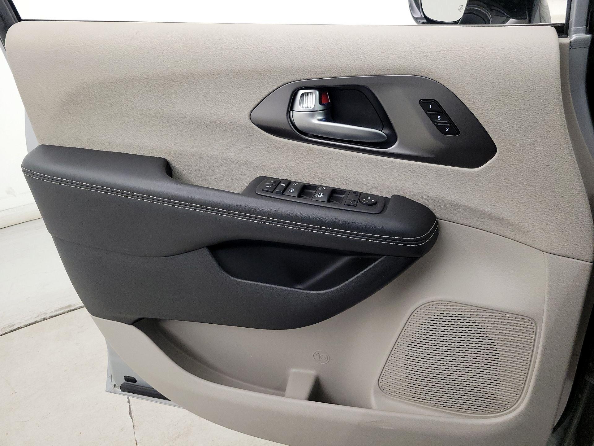 Thumbnail: 2024 Chrysler Pacifica - 12