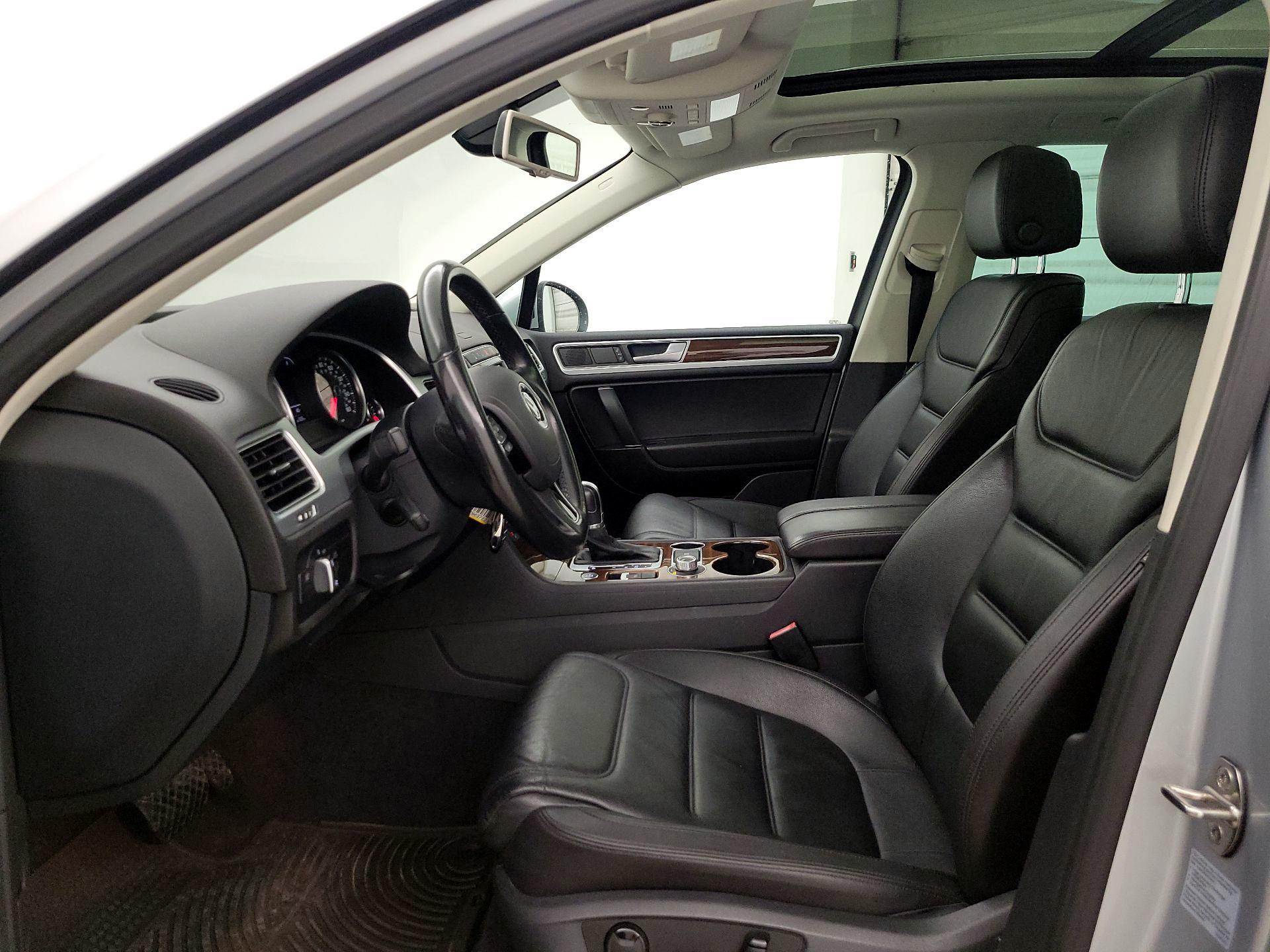 Thumbnail: 2015 Volkswagen Touareg - 11